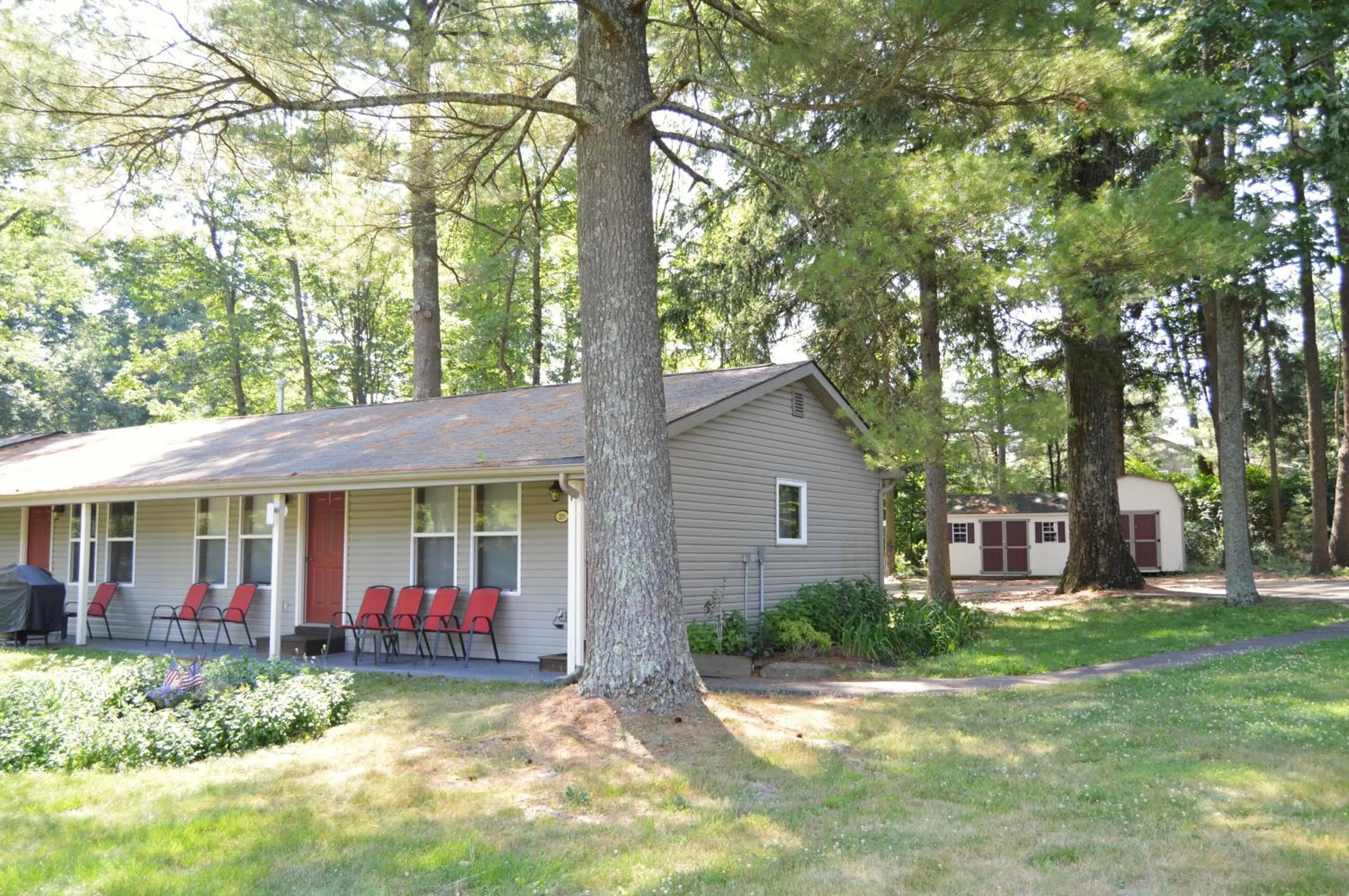 Property building in Woodfield Manor - A Sundance Vacations Property