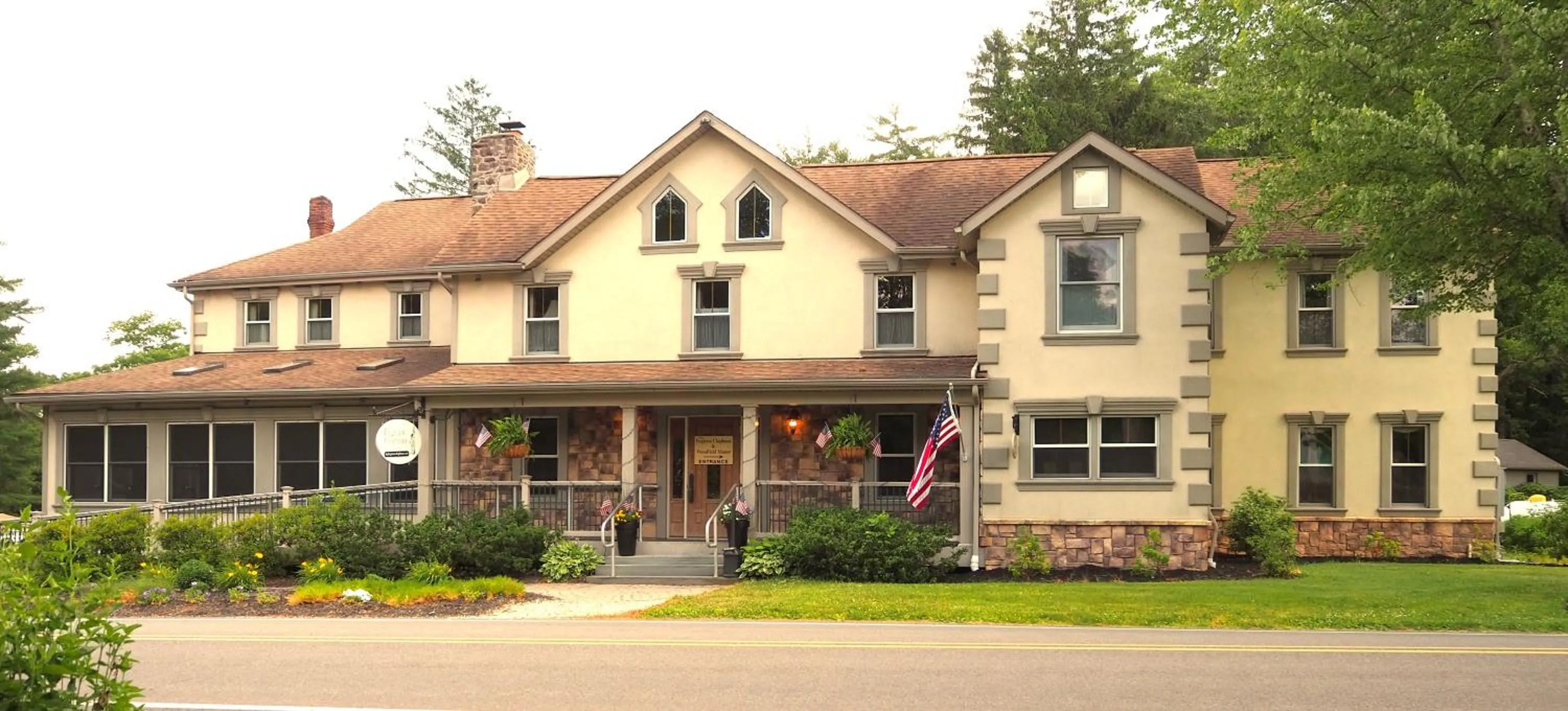 Property building in Woodfield Manor - A Sundance Vacations Property