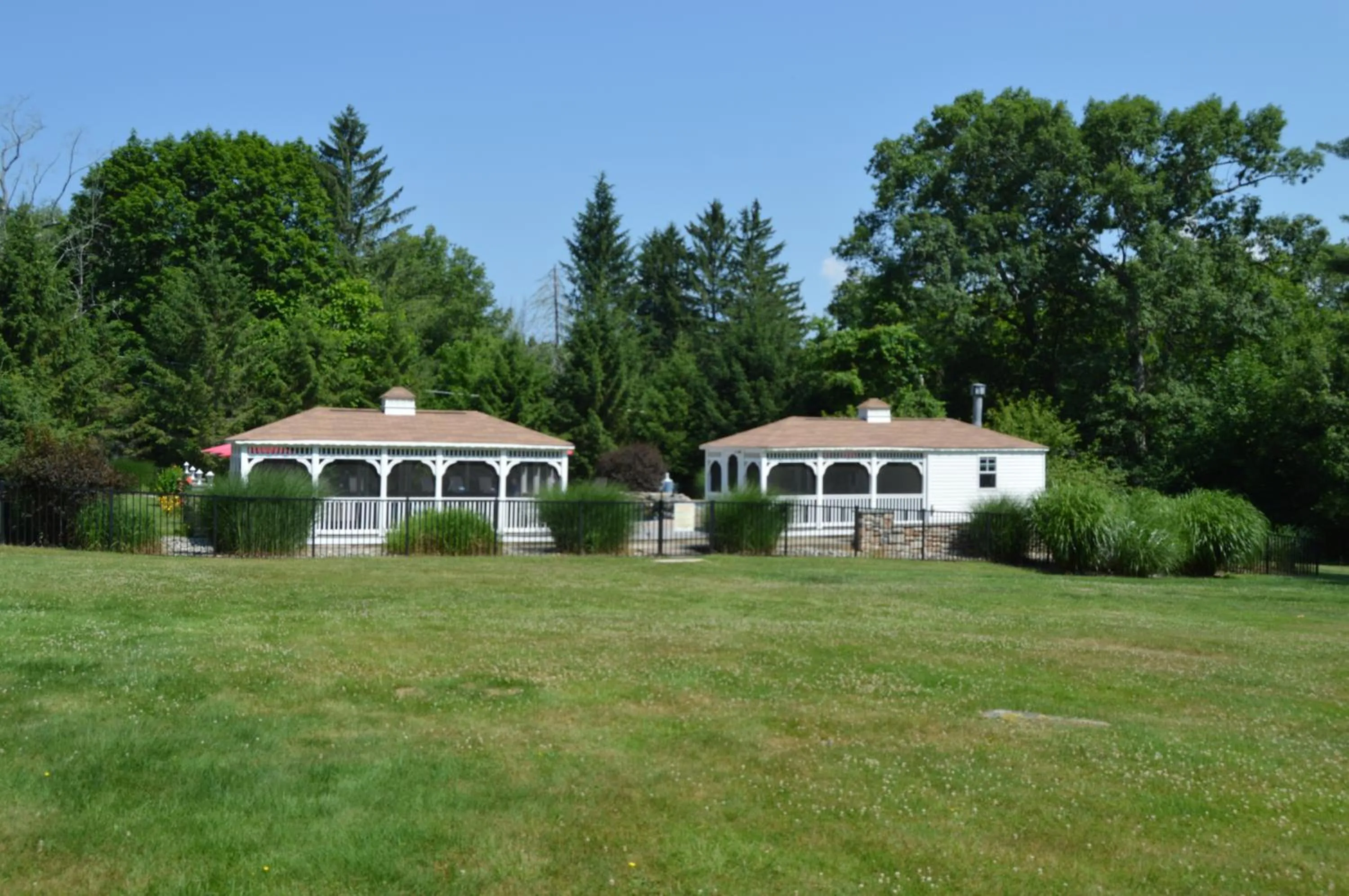 Property building in Woodfield Manor - A Sundance Vacations Property