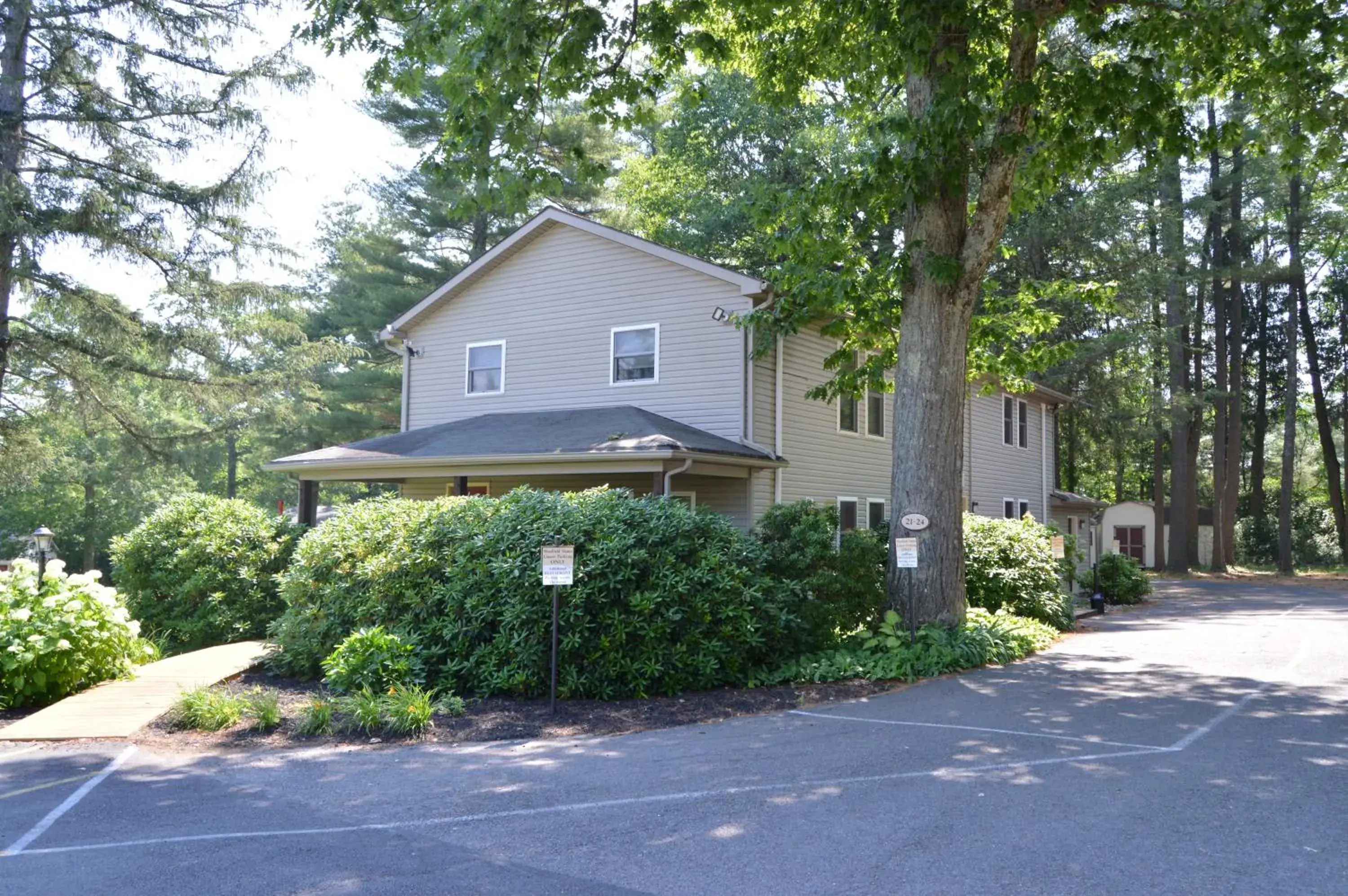 Queen Suite with Fireplace in Woodfield Manor - A Sundance Vacations Property Queen Suite with Fireplace in Woodfield Manor - A Sundance Vacations Property