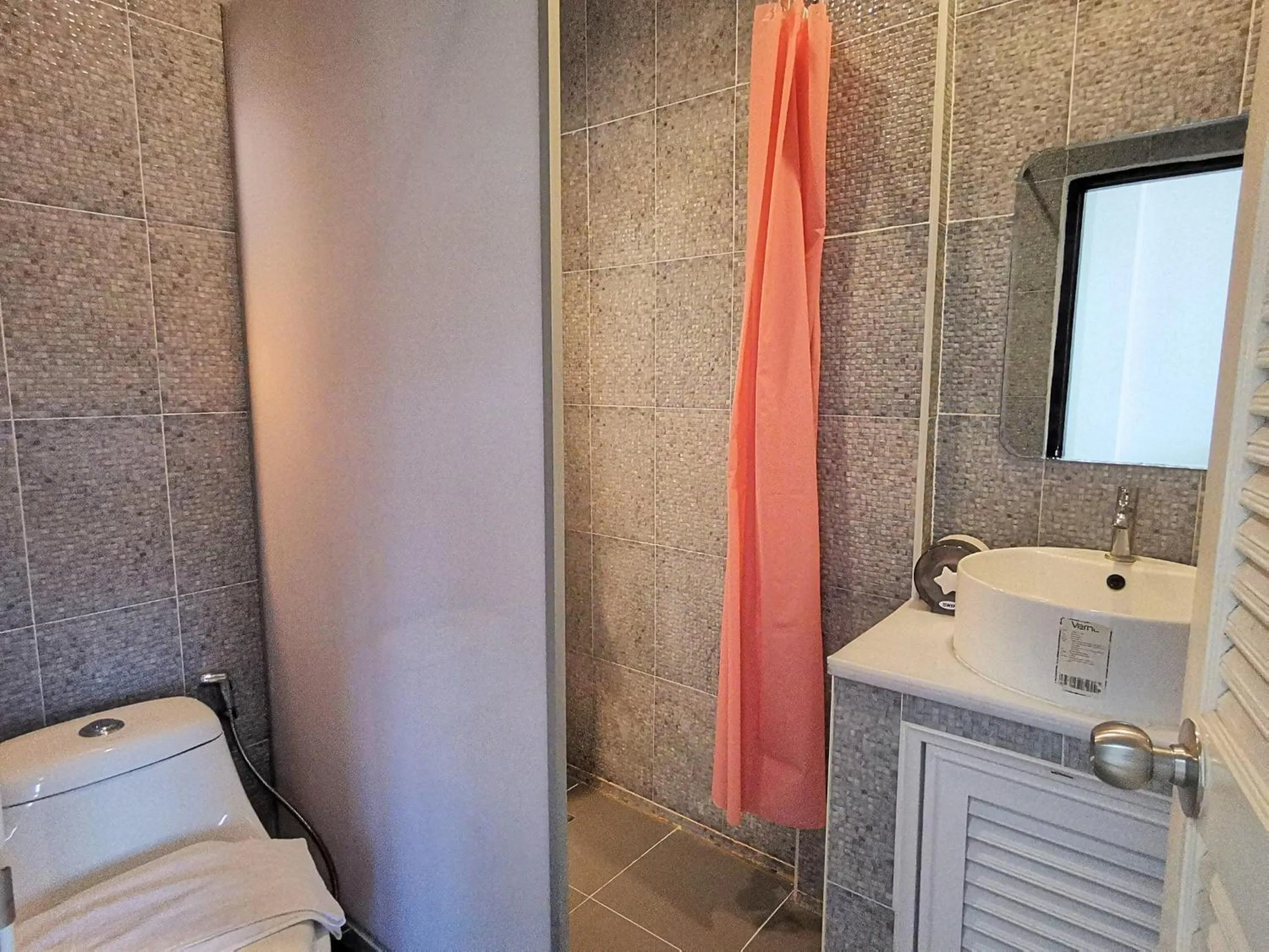 Shower in Kan Home Hotel