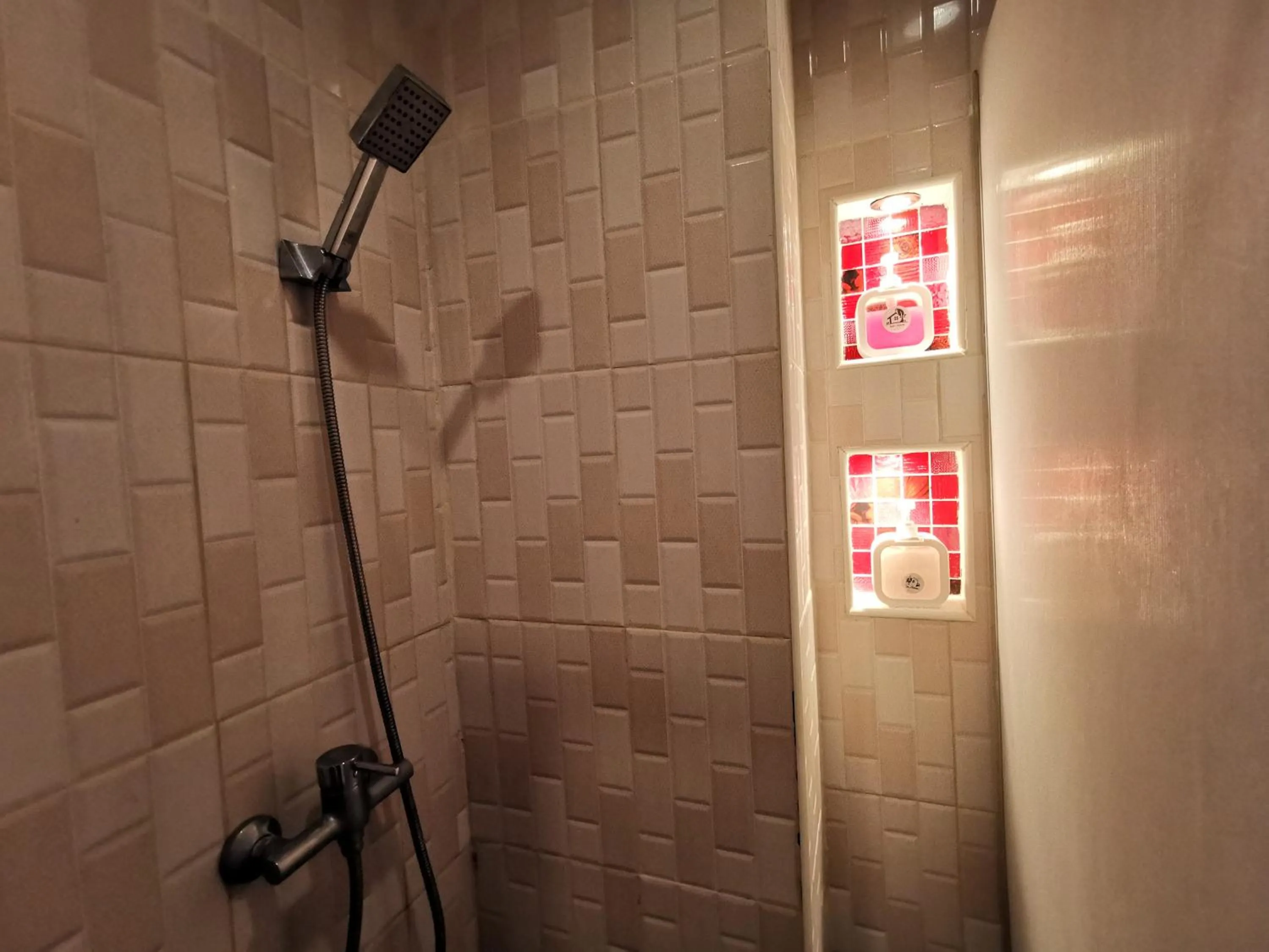 Shower in Kan Home Hotel