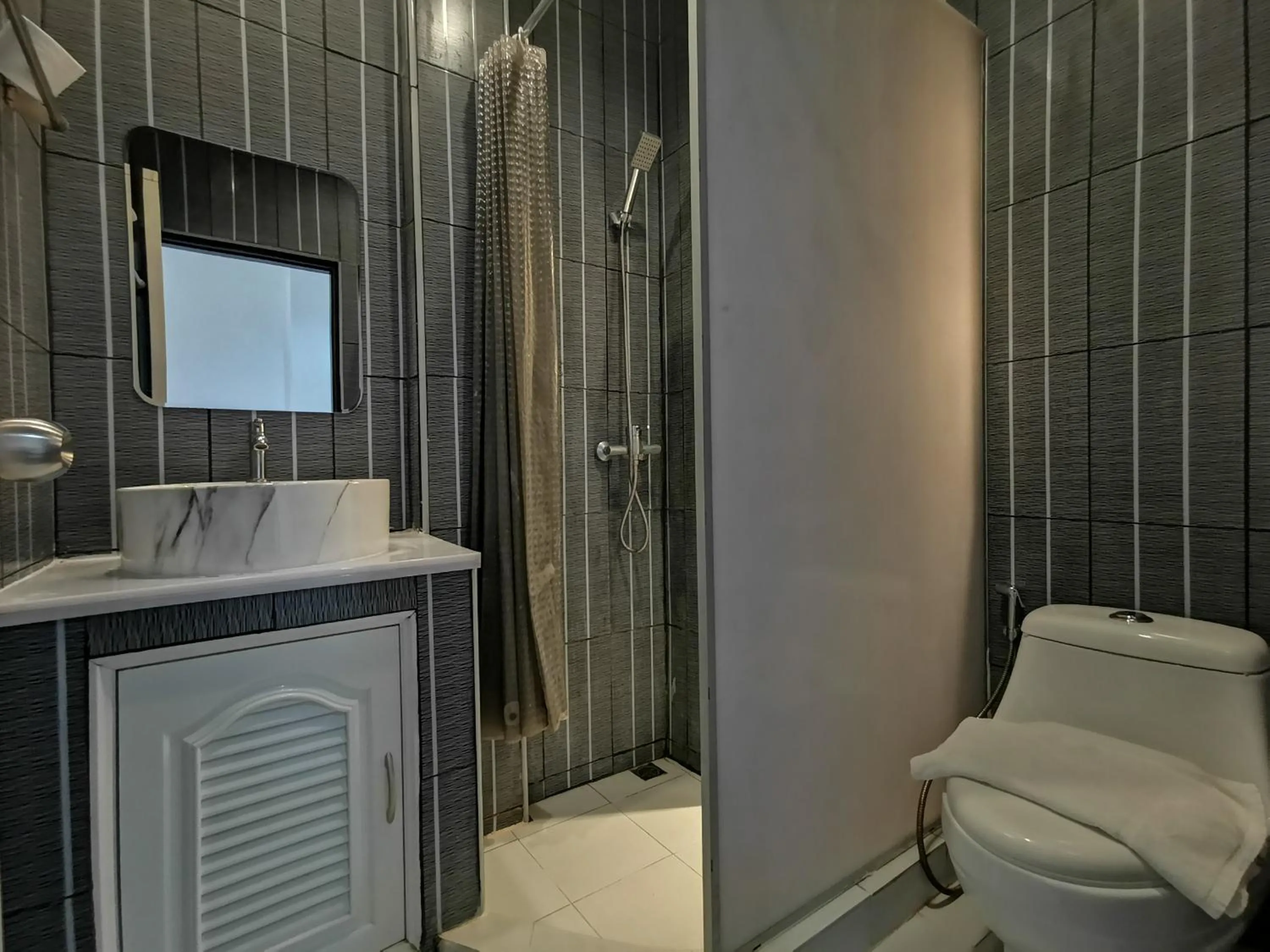 Shower in Kan Home Hotel