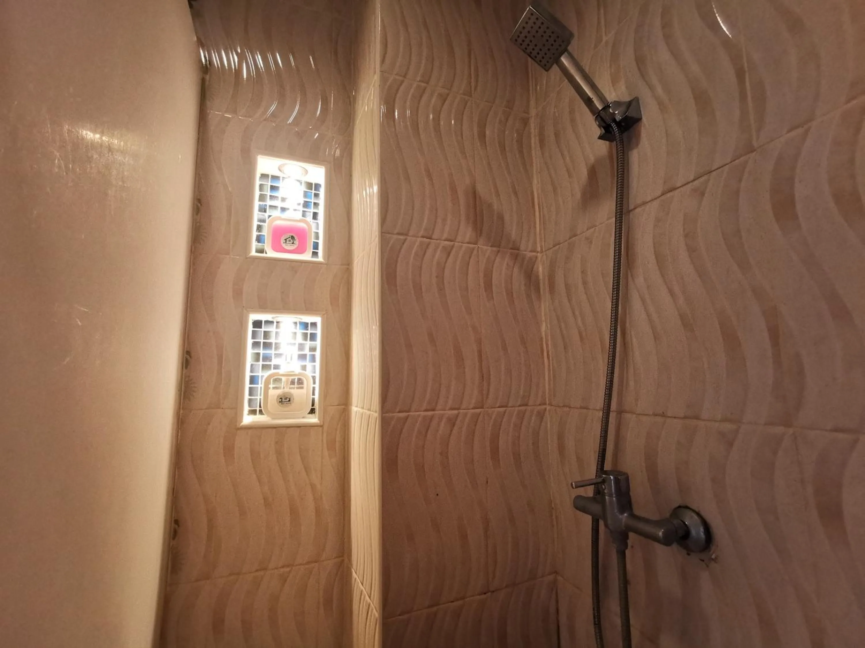 Shower in Kan Home Hotel