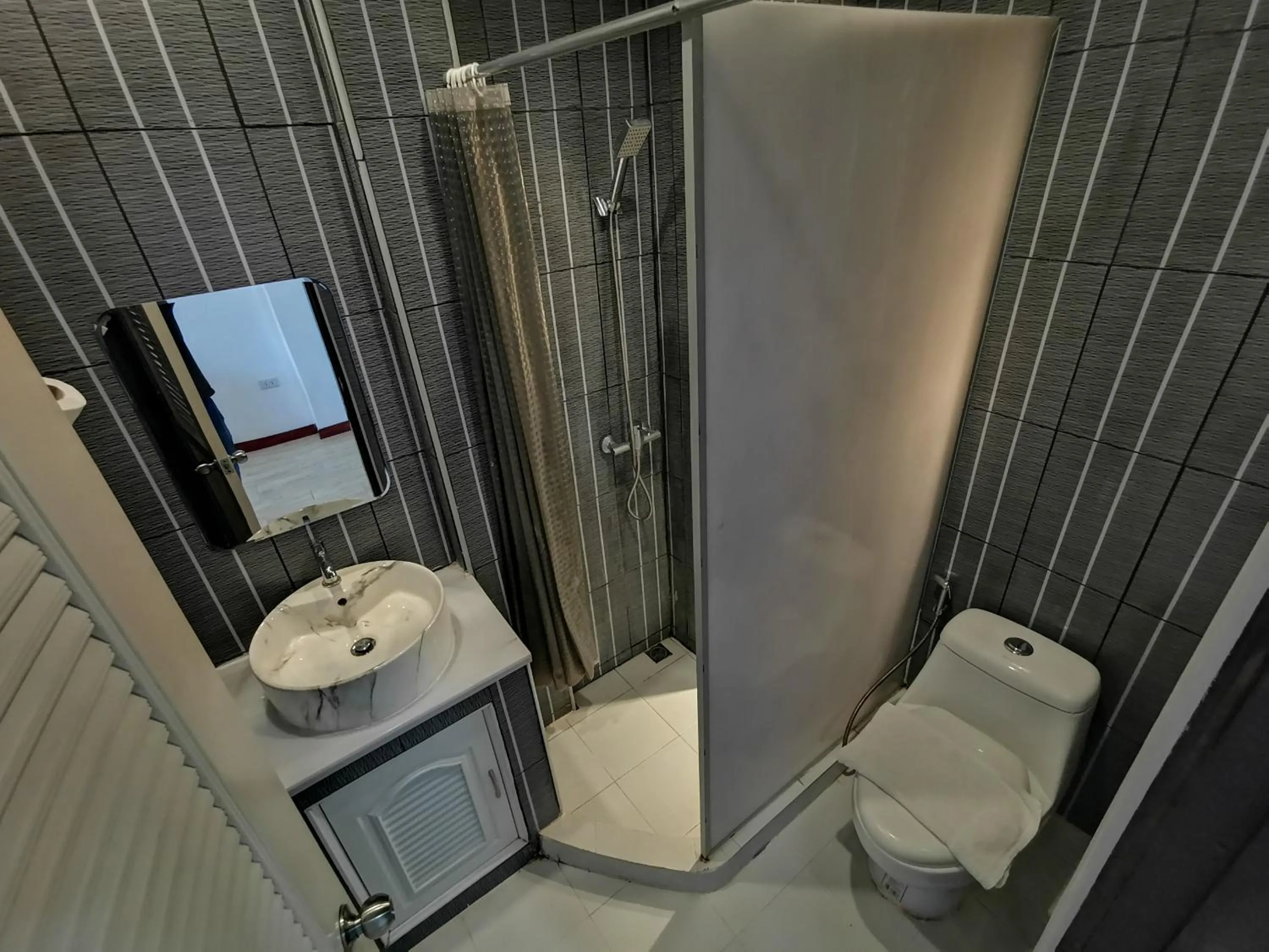 Shower in Kan Home Hotel