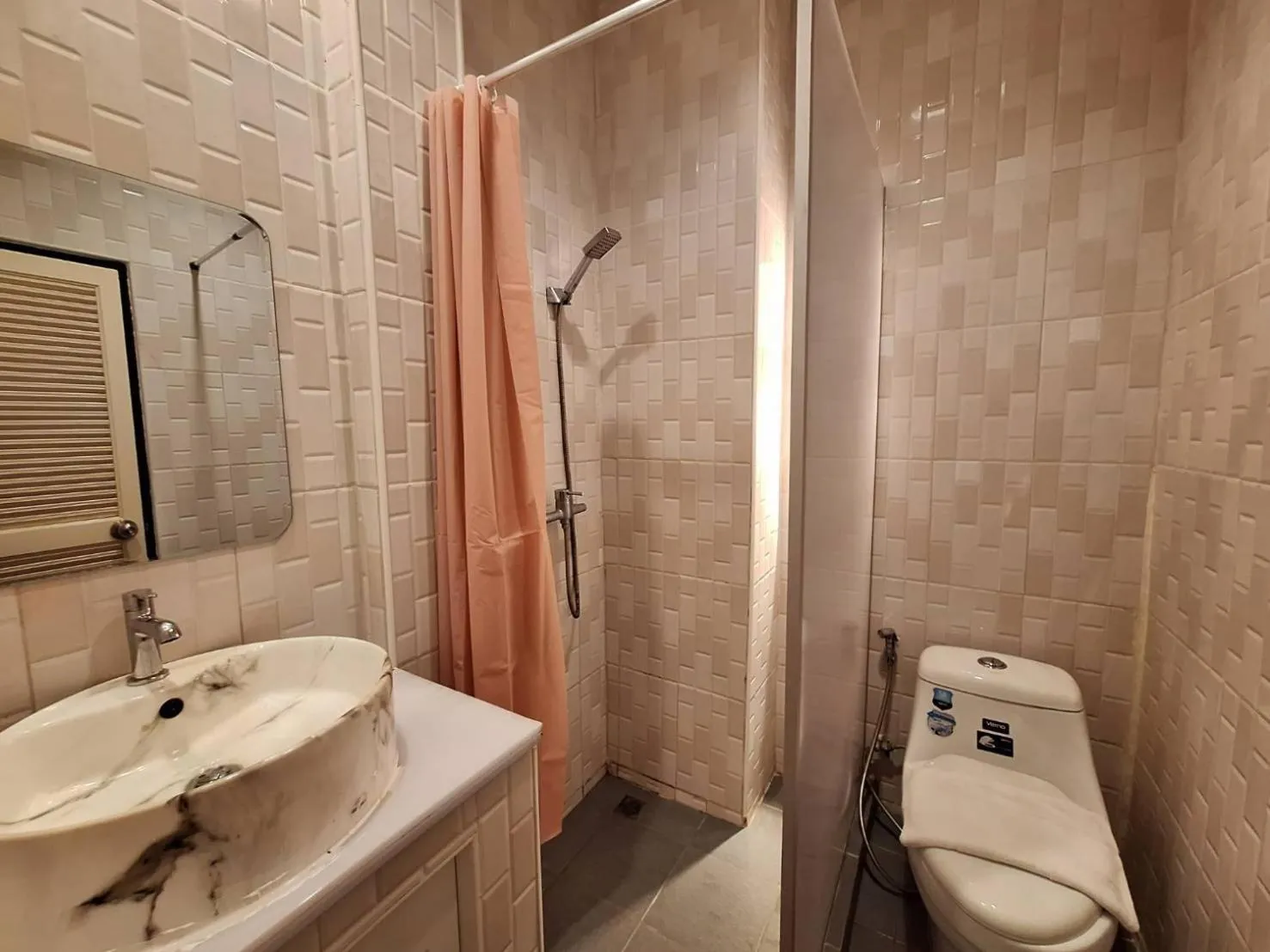 Toilet in Kan Home Hotel