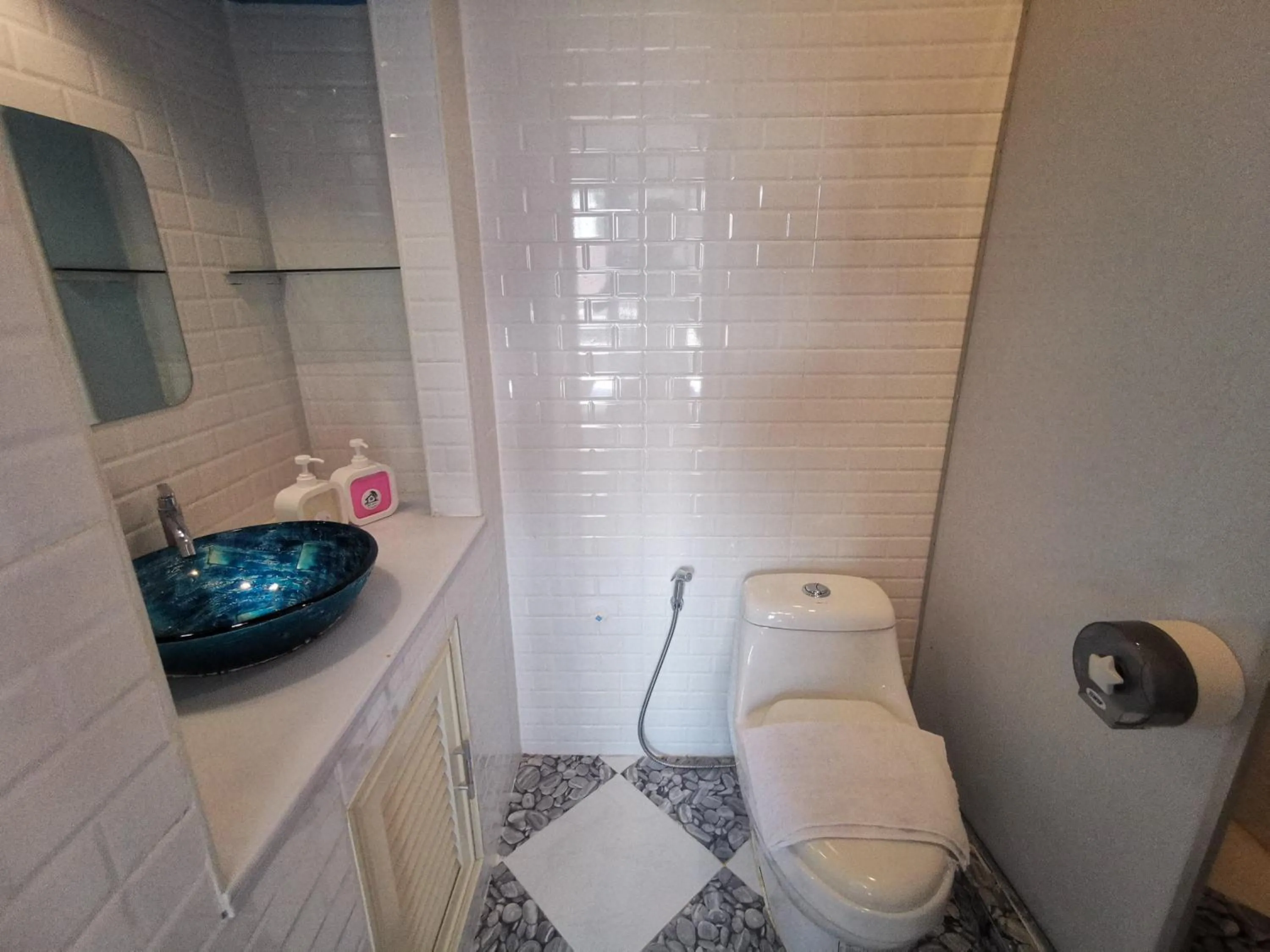 Shower in Kan Home Hotel