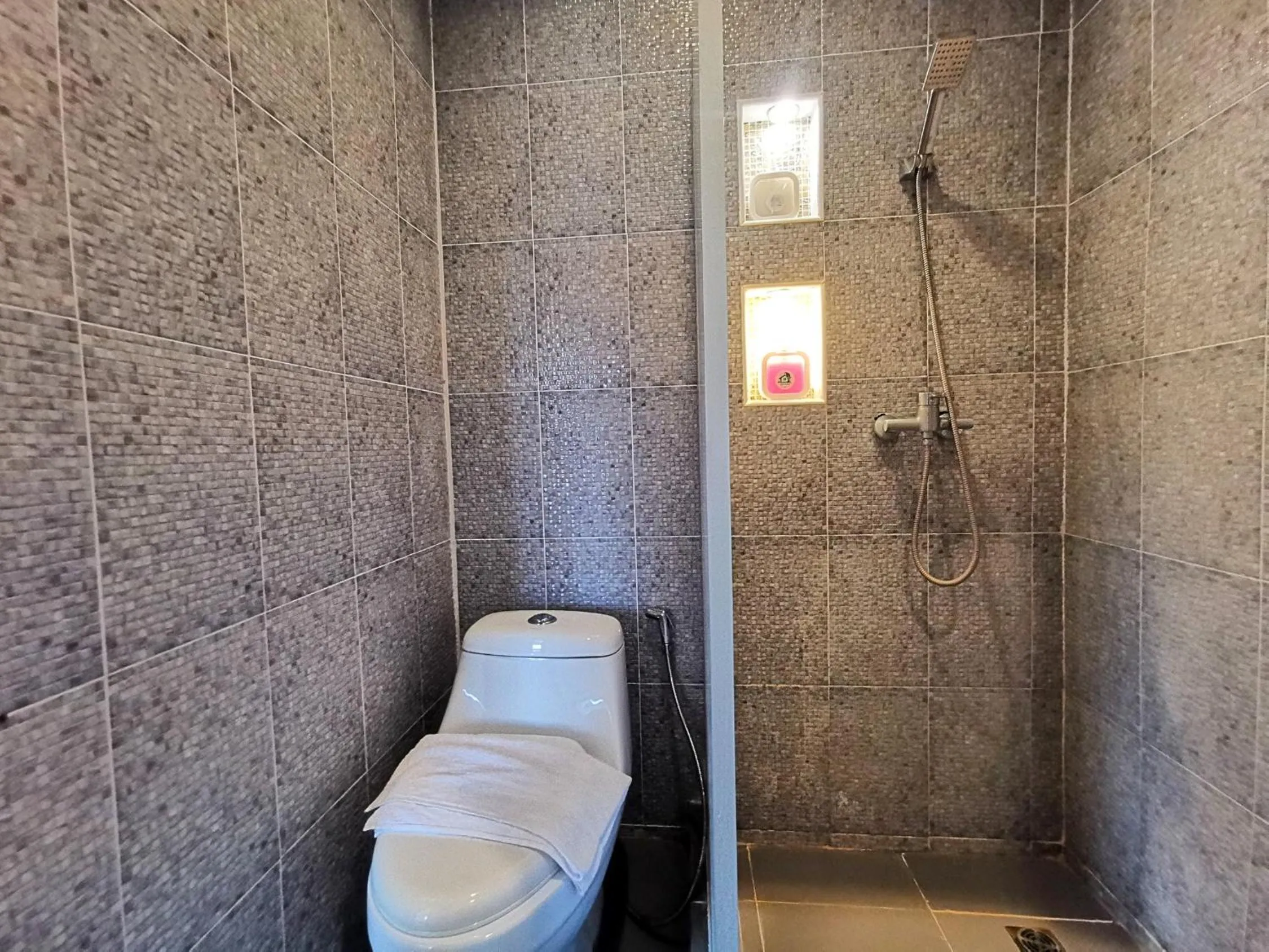 Shower in Kan Home Hotel