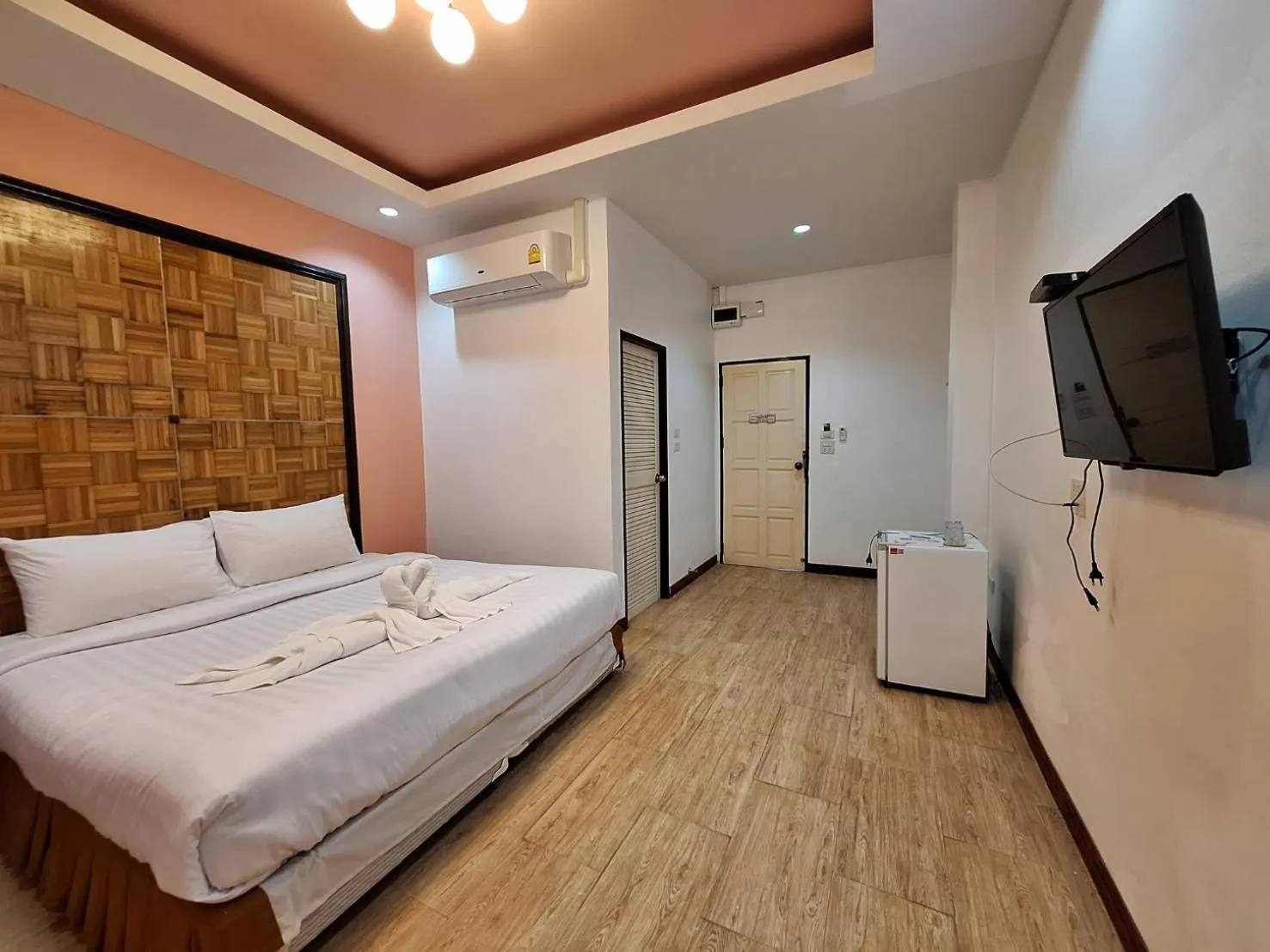 Photo of the whole room, Bed in Kan Home Hotel