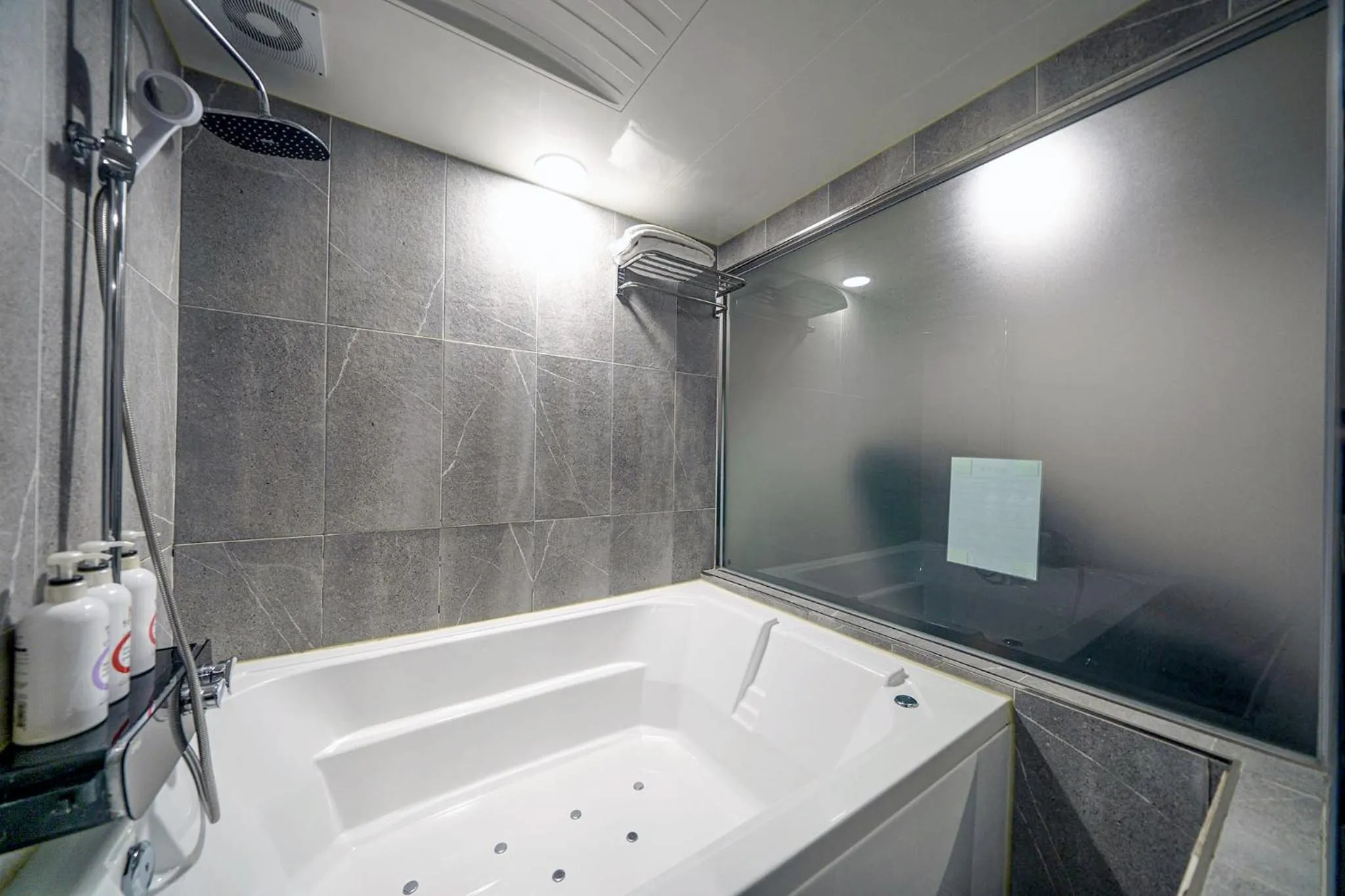 Shower in Anyang ILLOWA Hotel