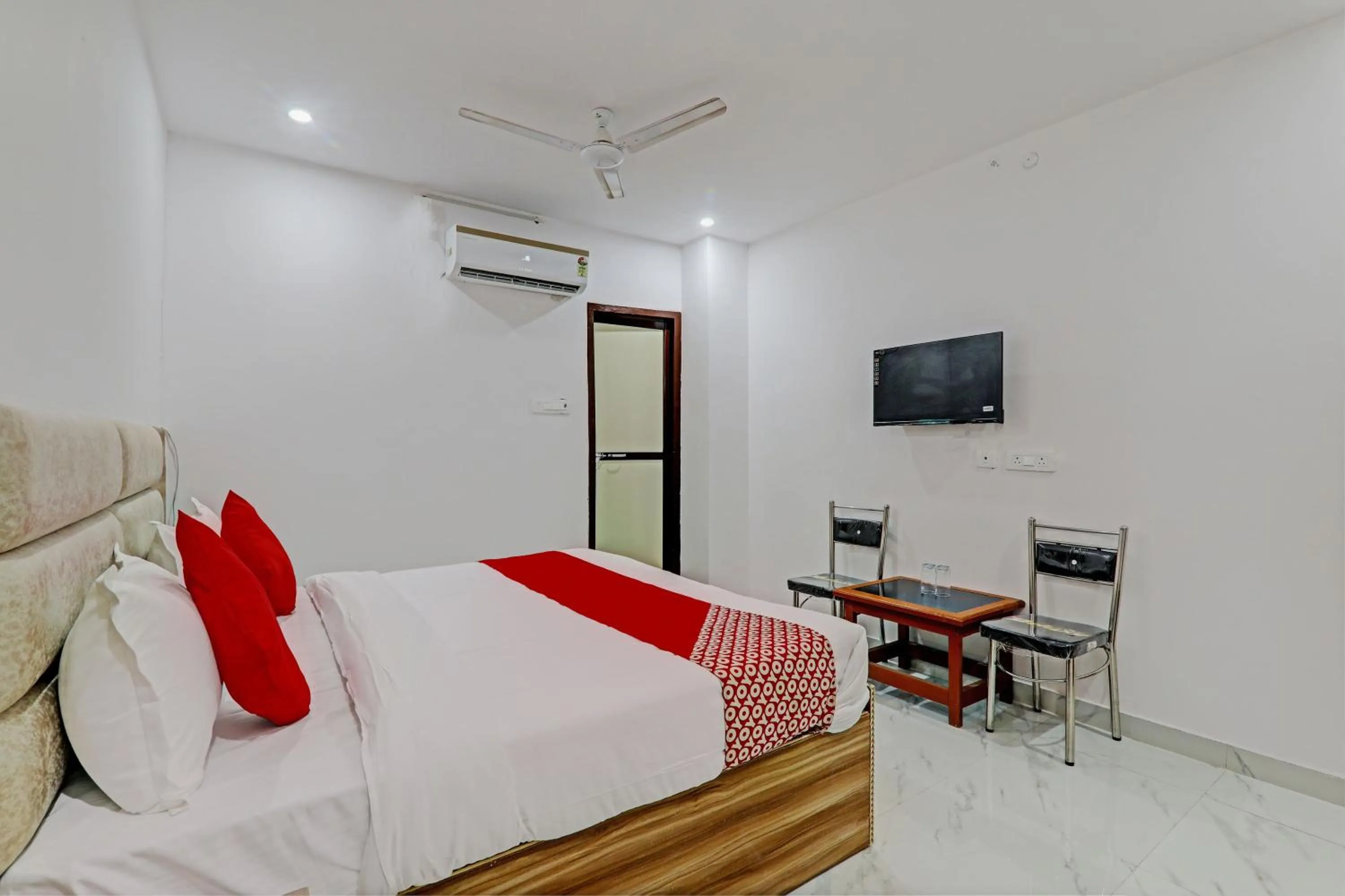 Bedroom, Bed in Hotel O Raghav & Banquet