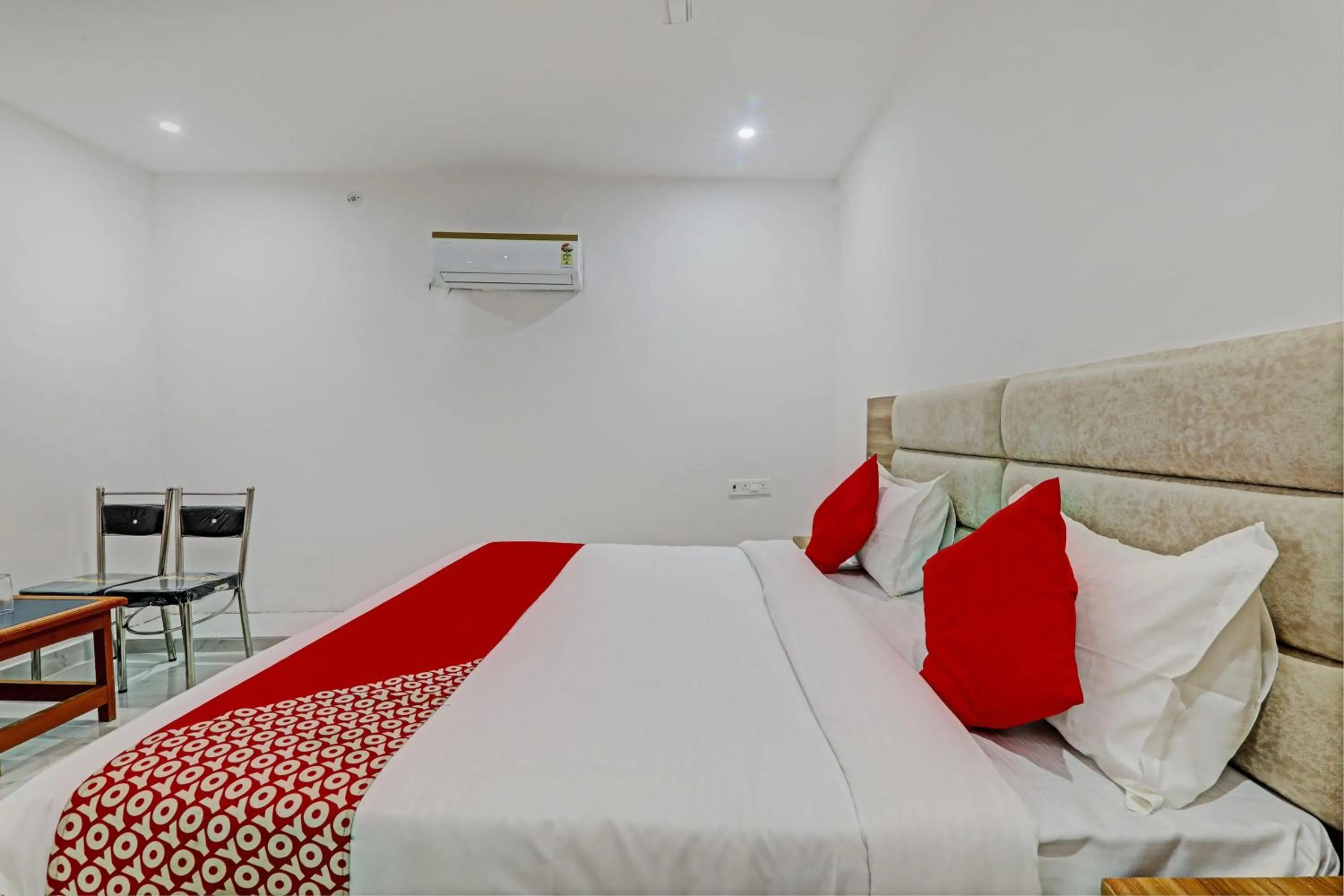 Bedroom, Bed in Hotel O Raghav & Banquet