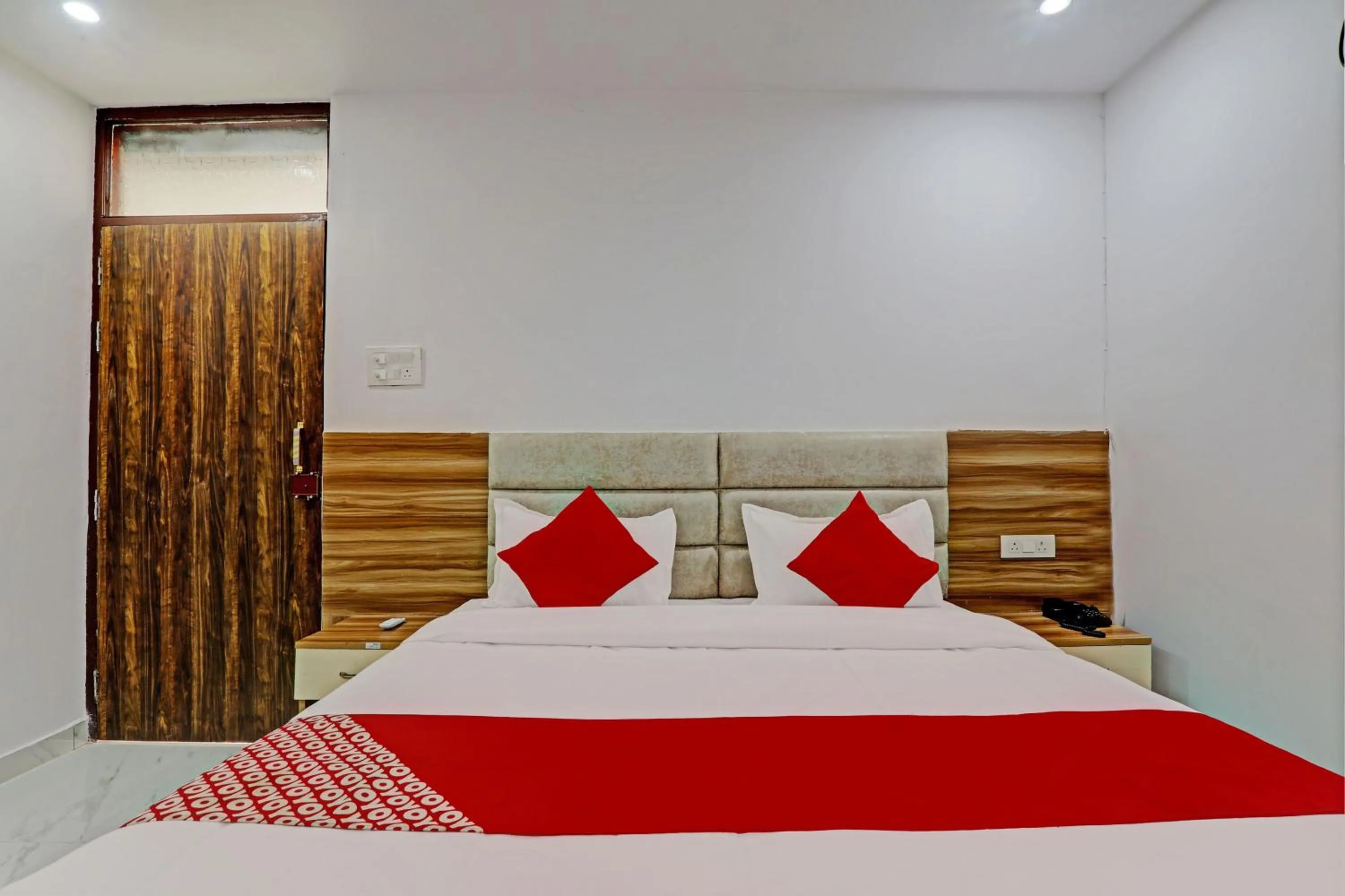 Facade/entrance, Bed in Hotel O Raghav & Banquet