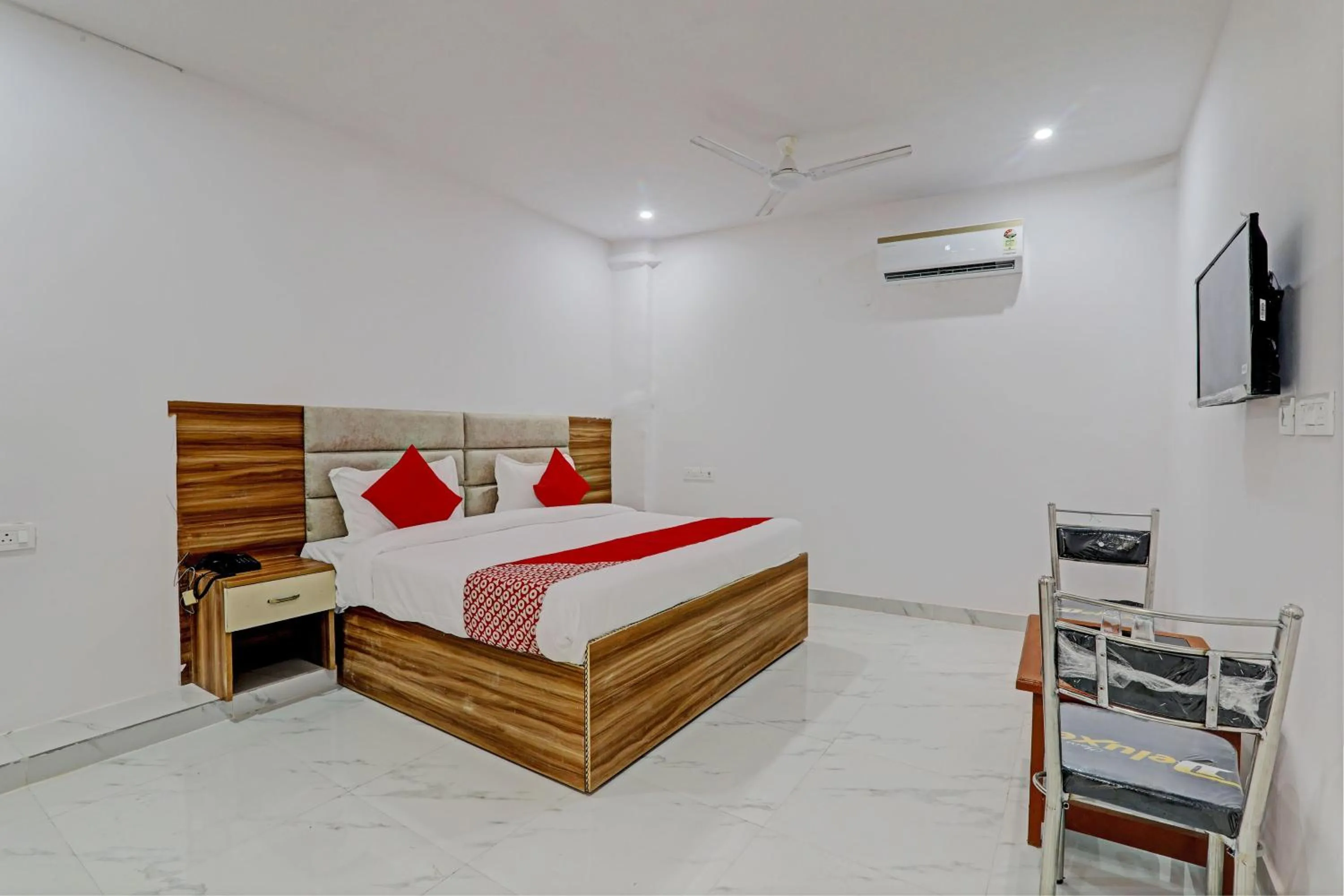 Facade/entrance, Bed in Hotel O Raghav & Banquet