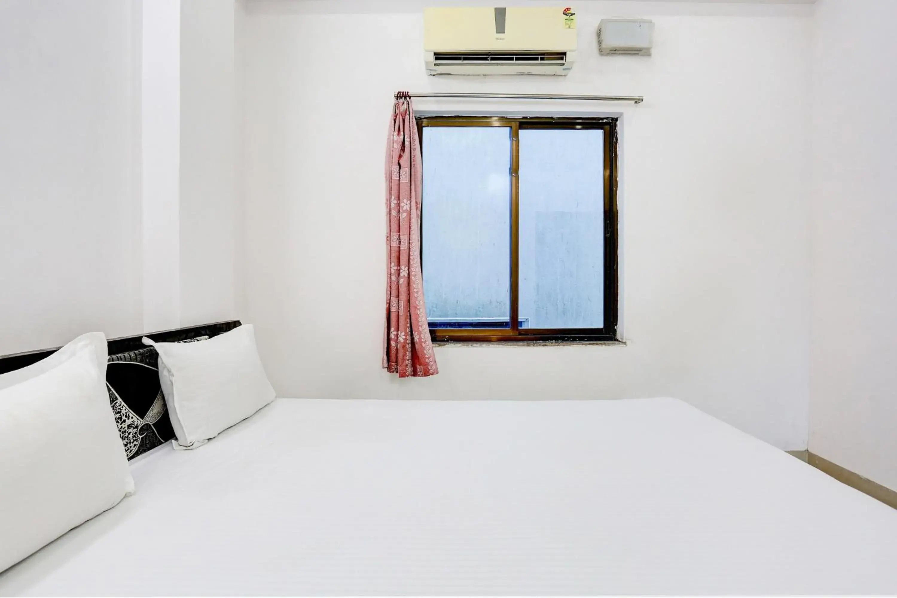 Bedroom in Super Hotel O Goverdhan Villa Bedroom in Super Hotel O Goverdhan Villa