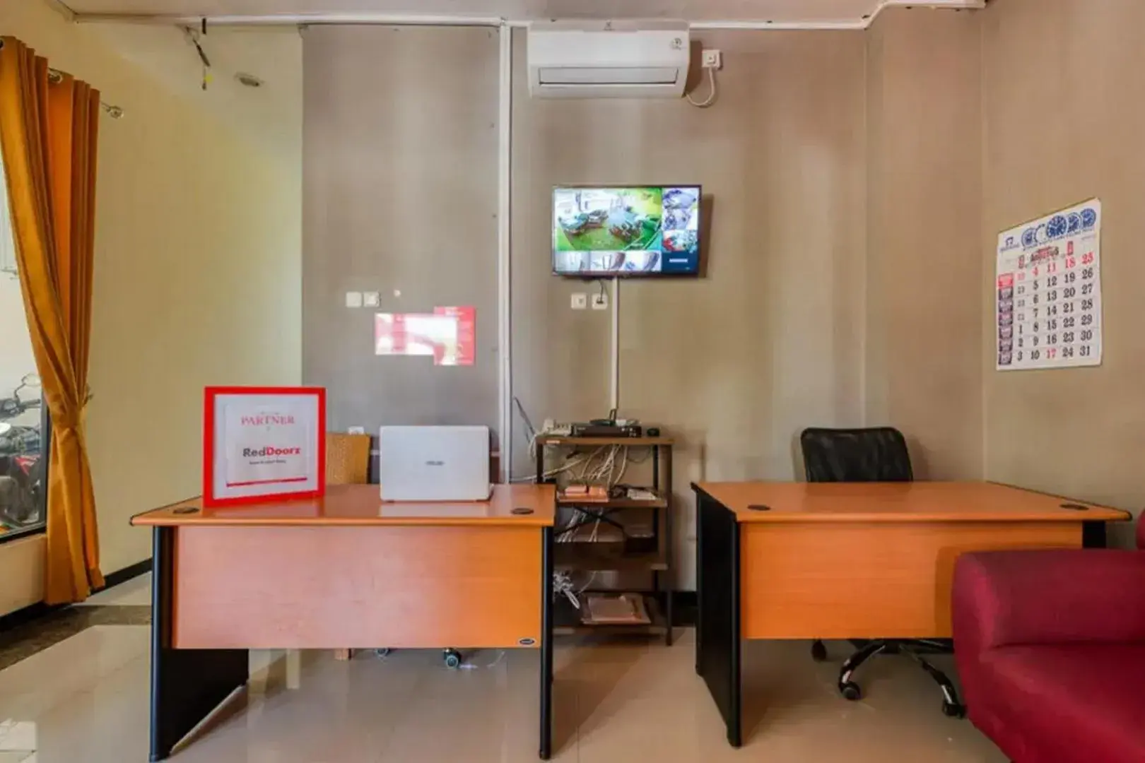 Lobby or reception in RedDoorz Syariah near Airlangga University Campus B Lobby or reception in RedDoorz Syariah near Airlangga University Campus B