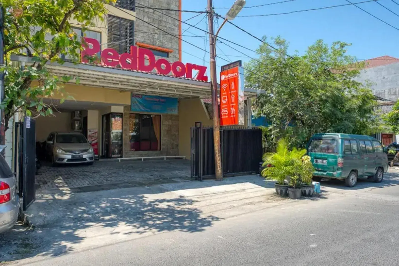 Facade/entrance in RedDoorz Syariah near Airlangga University Campus B Facade/entrance in RedDoorz Syariah near Airlangga University Campus B