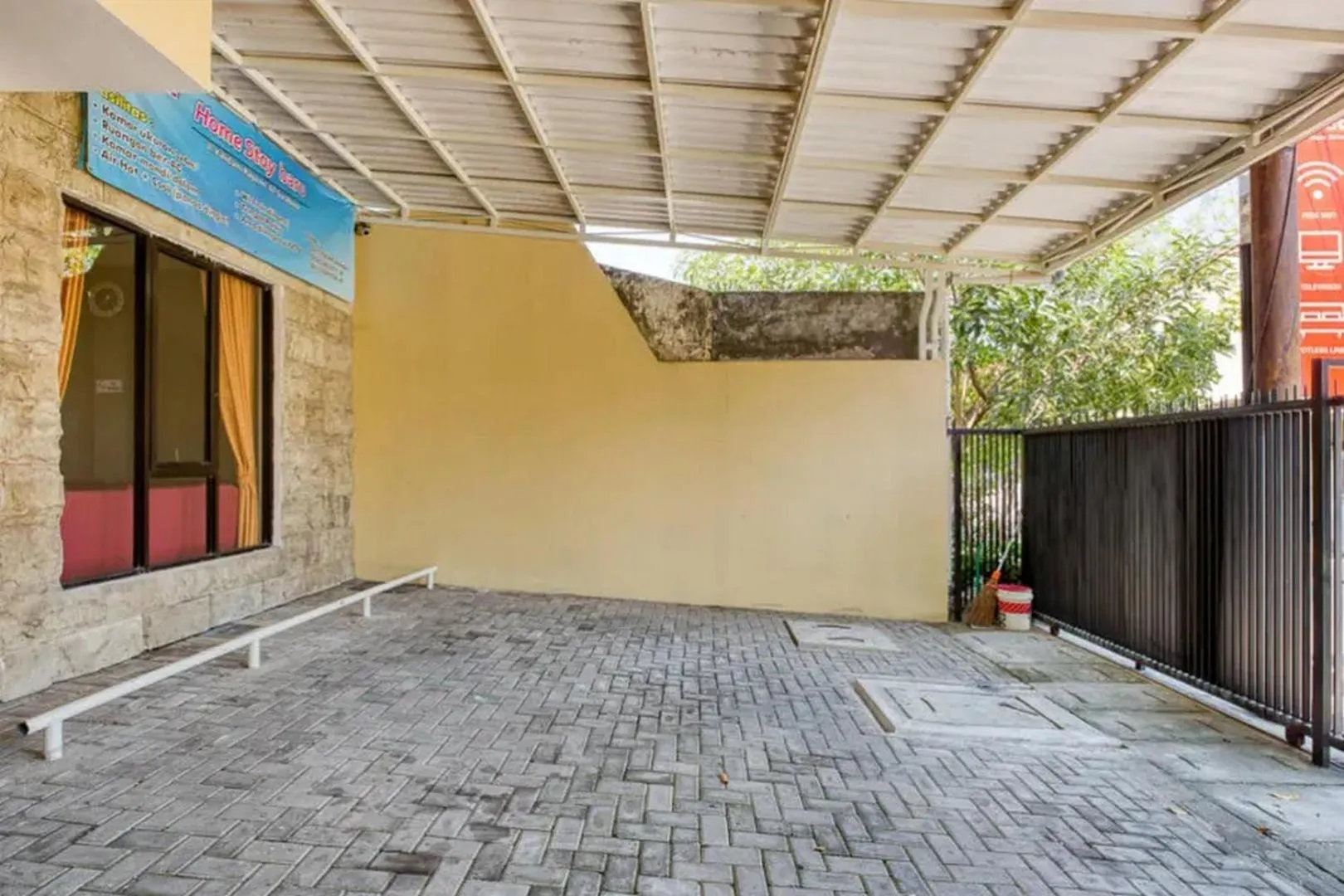 Parking in RedDoorz Syariah near Airlangga University Campus B