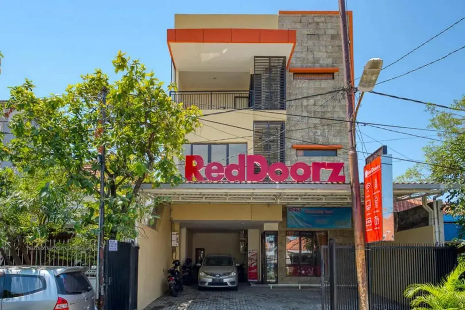Property building in RedDoorz Syariah near Airlangga University Campus B Property building in RedDoorz Syariah near Airlangga University Campus B