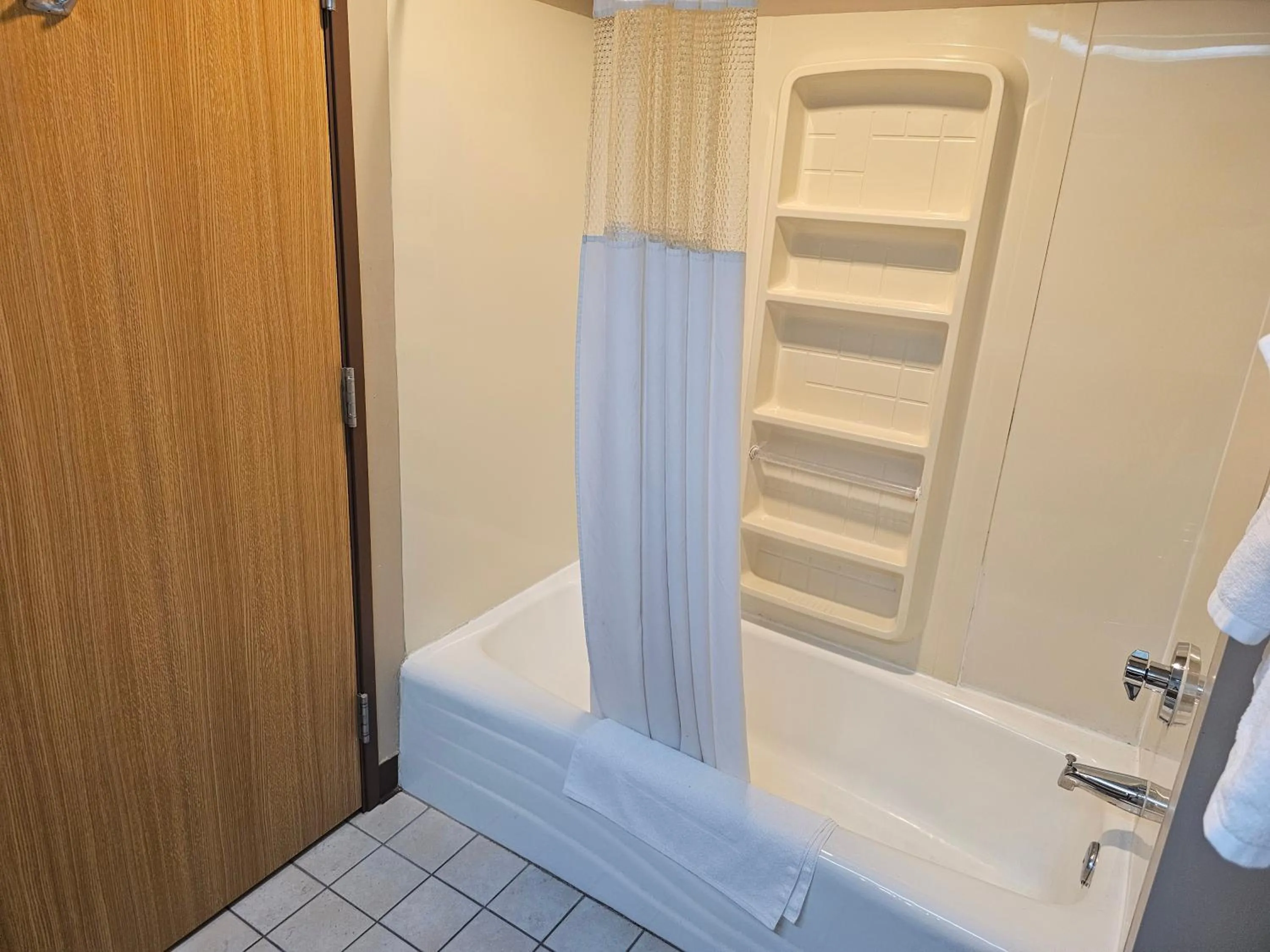 Super 8 by Wyndham Ava