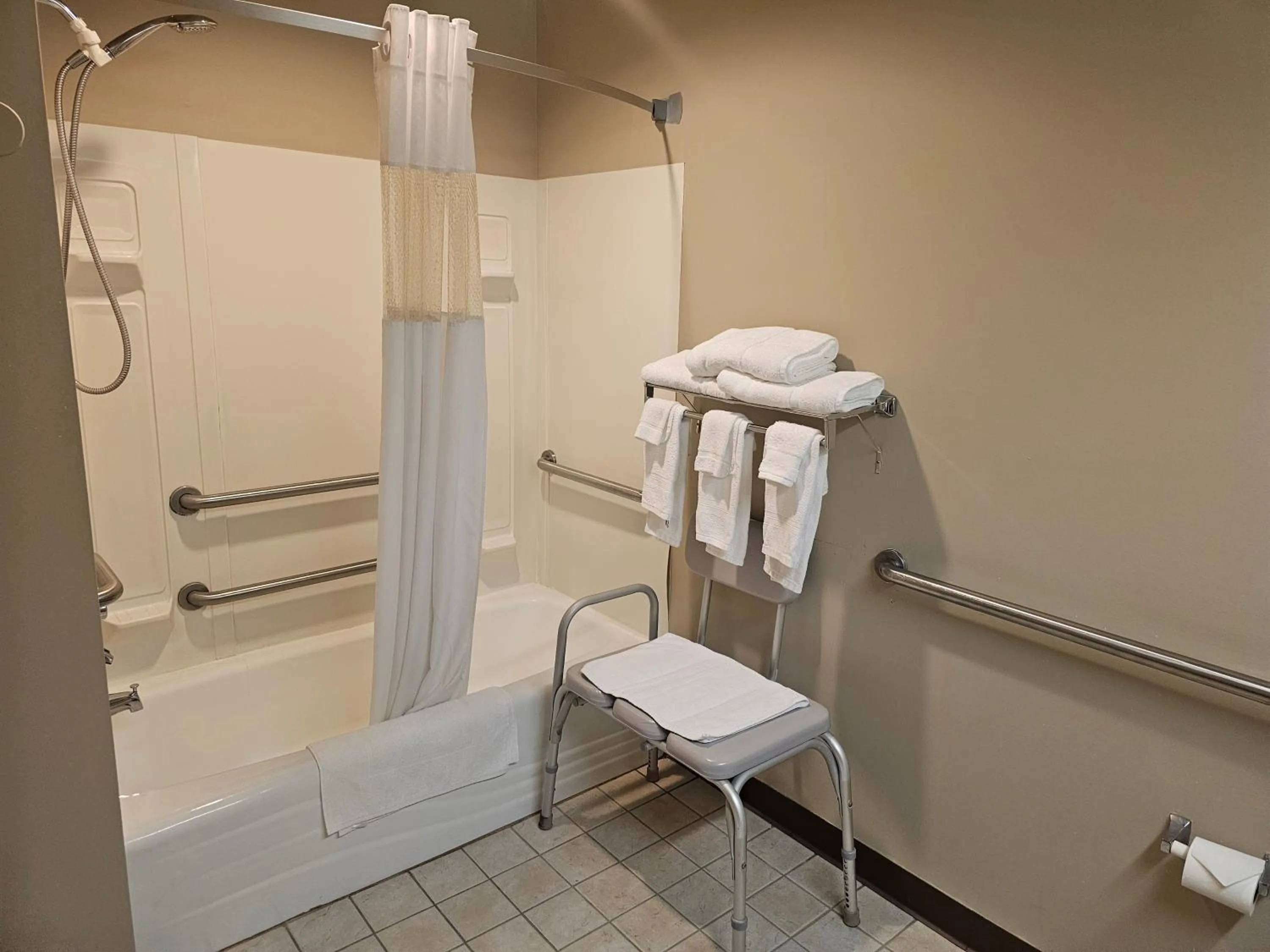 Super 8 by Wyndham Ava