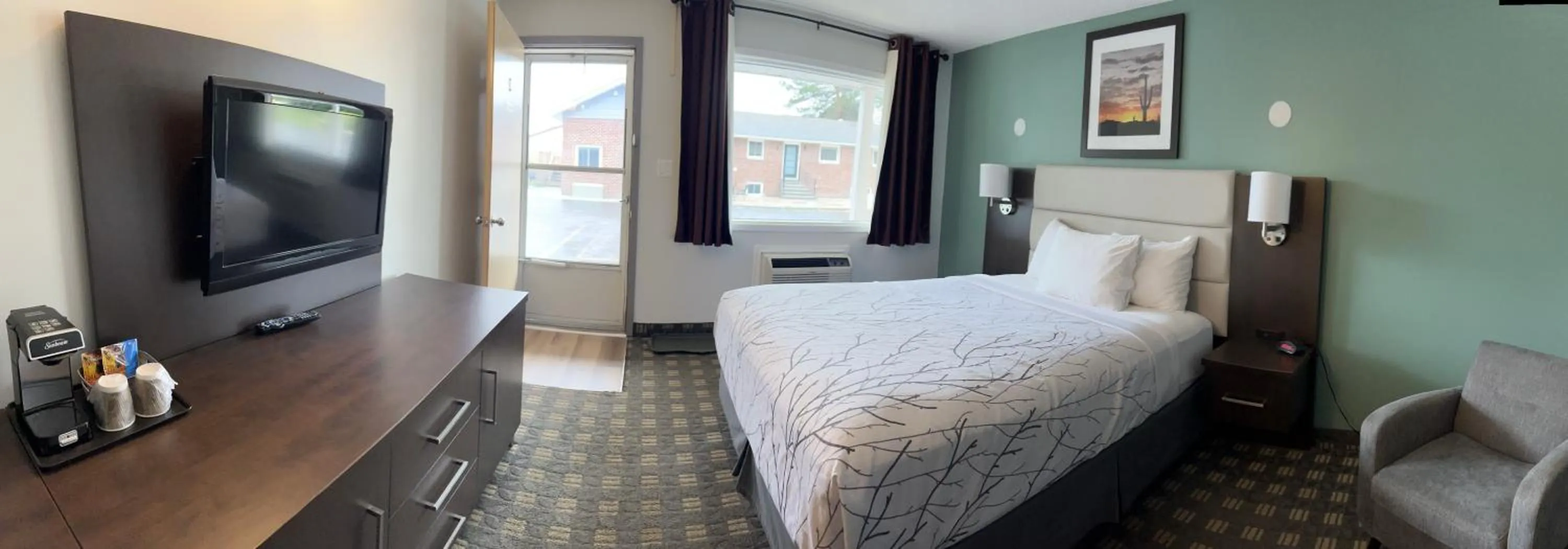 Photo of the whole room, Bed in Wellington Inn