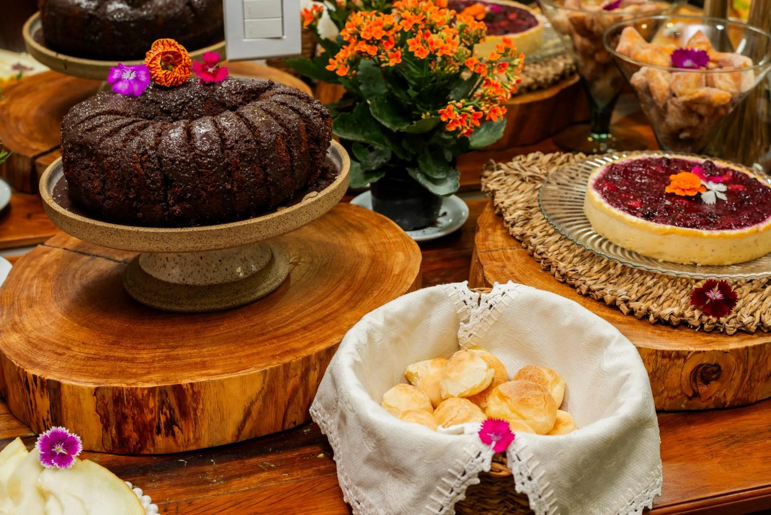 Buffet breakfast in Pousada Paraíso Tropical