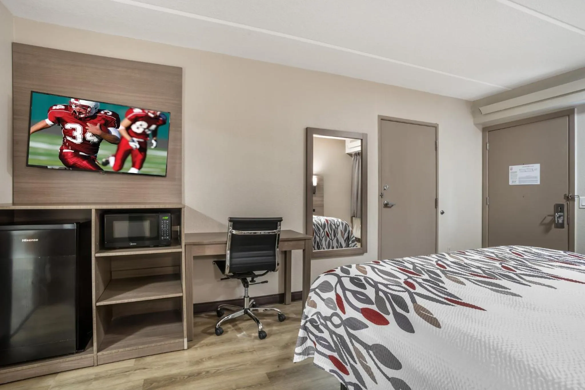 Photo of the whole room, Bed in Red Roof Inn Greenville