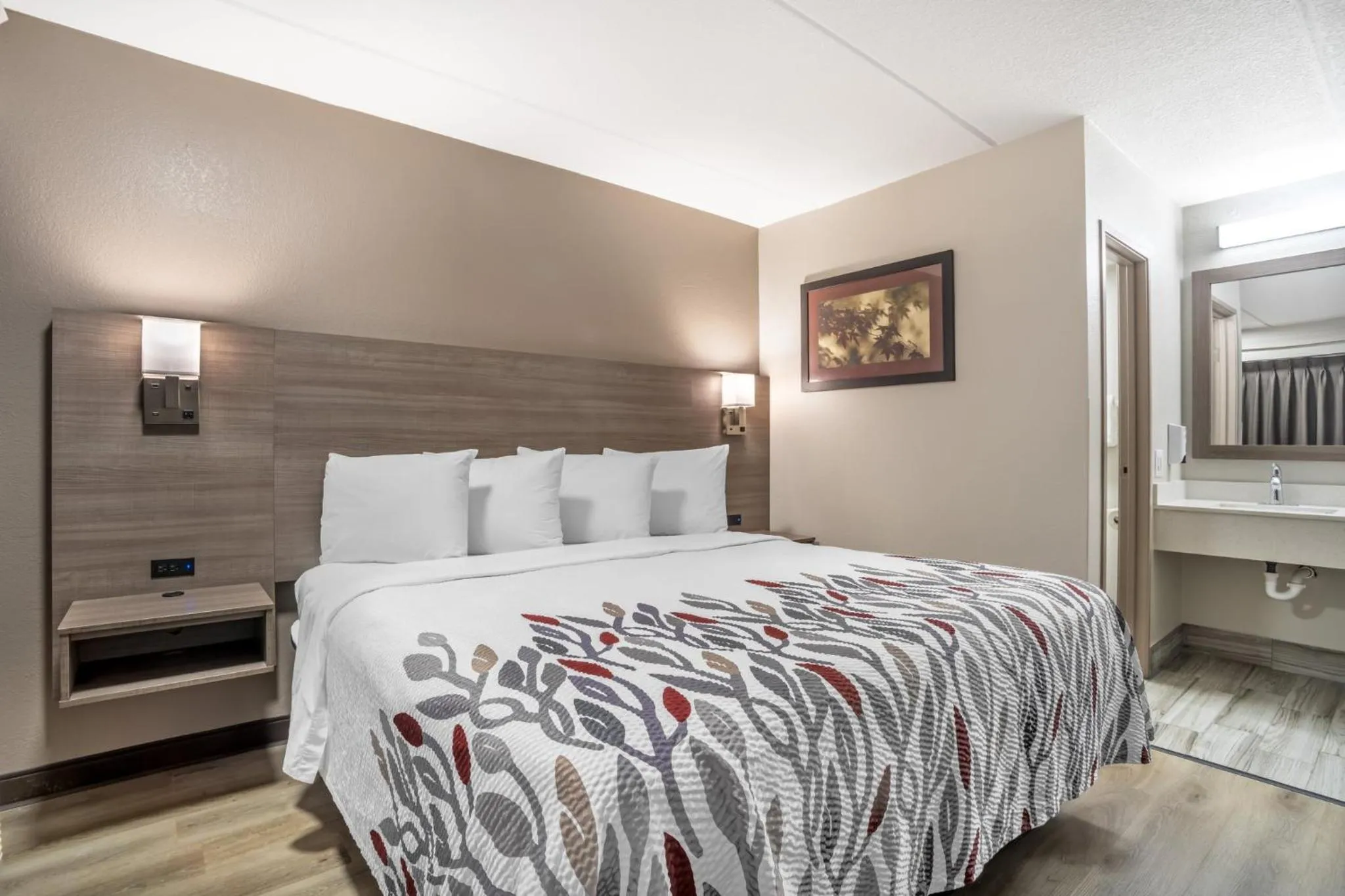 Photo of the whole room, Bed in Red Roof Inn Greenville