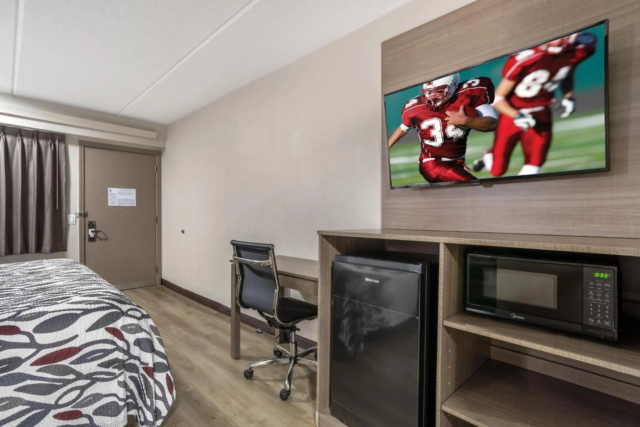 Photo of the whole room, Bed in Red Roof Inn Greenville