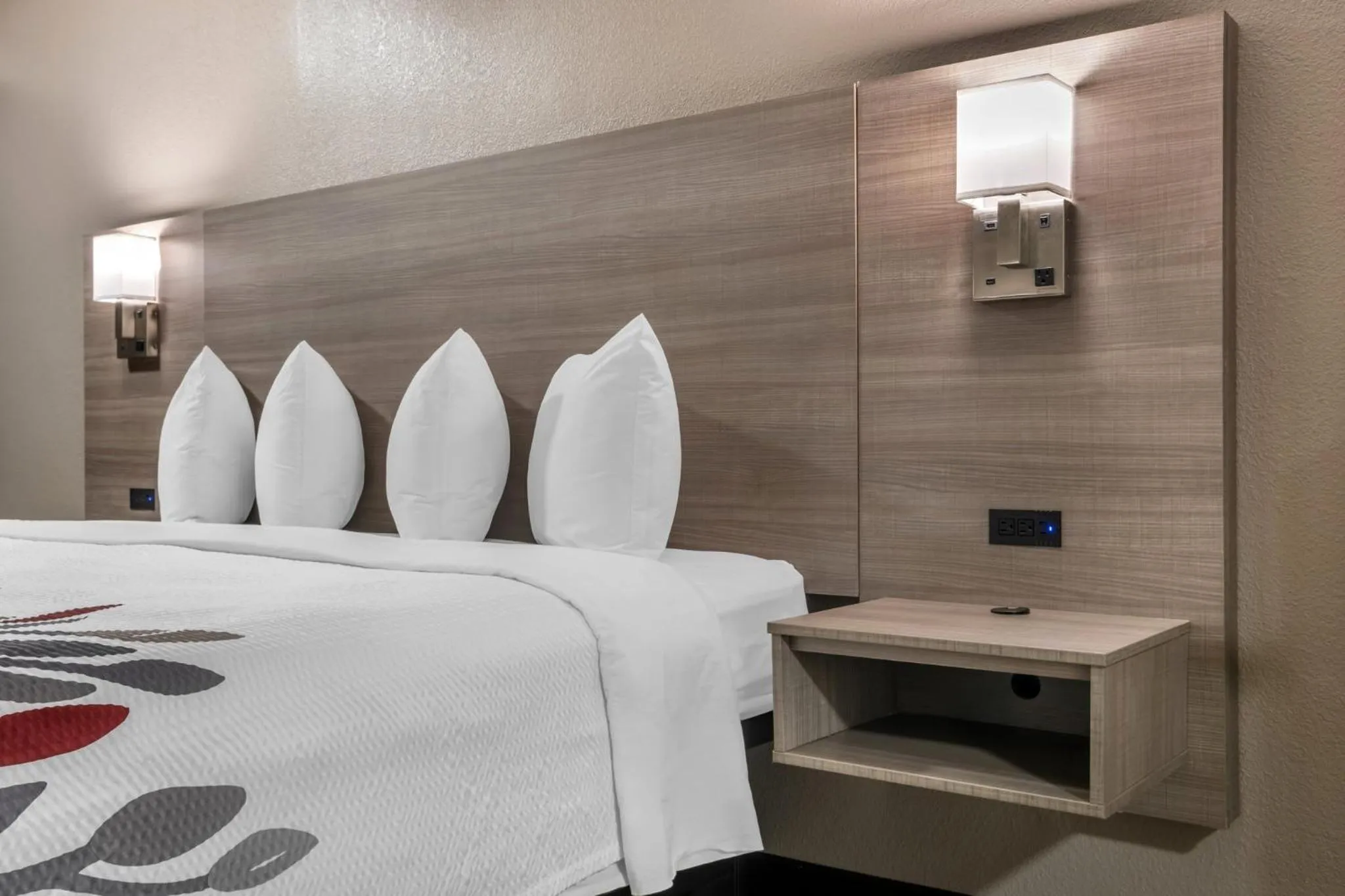 Photo of the whole room, Bed in Red Roof Inn Greenville