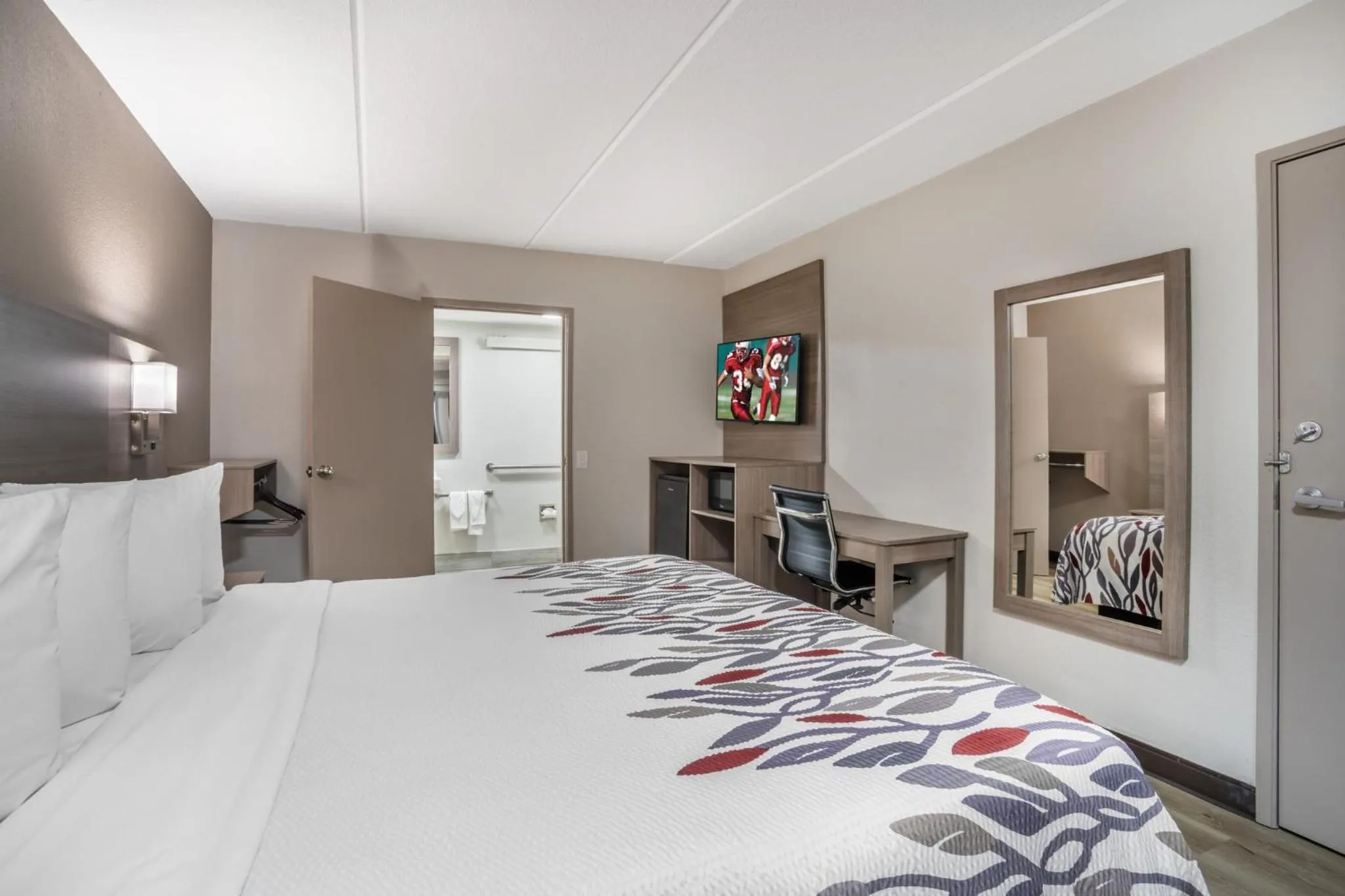 Photo of the whole room, Bed in Red Roof Inn Greenville