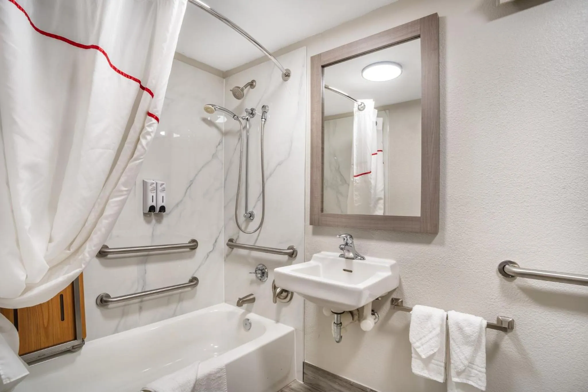 Bathroom in Red Roof Inn Greenville