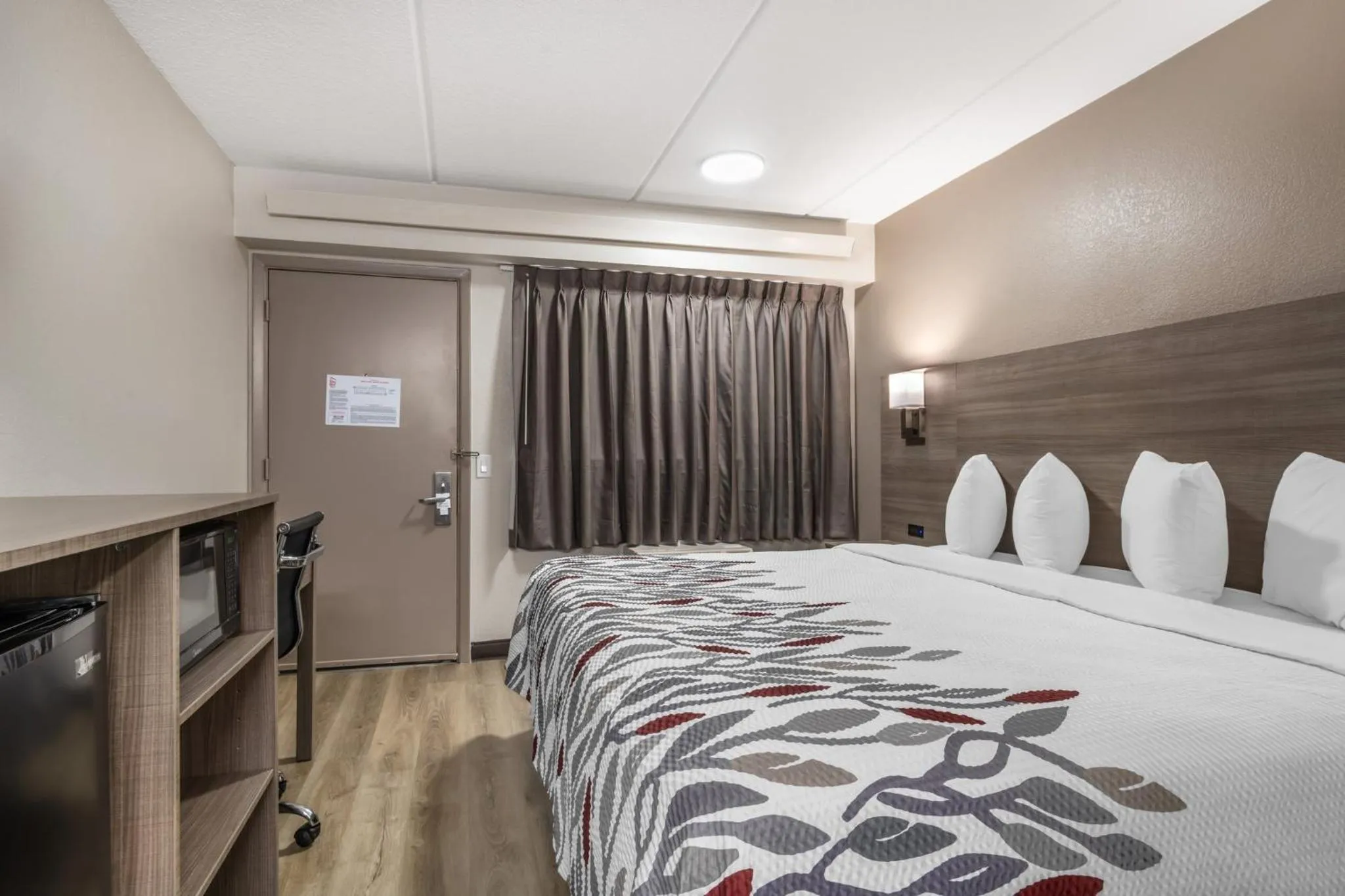 Photo of the whole room, Bed in Red Roof Inn Greenville