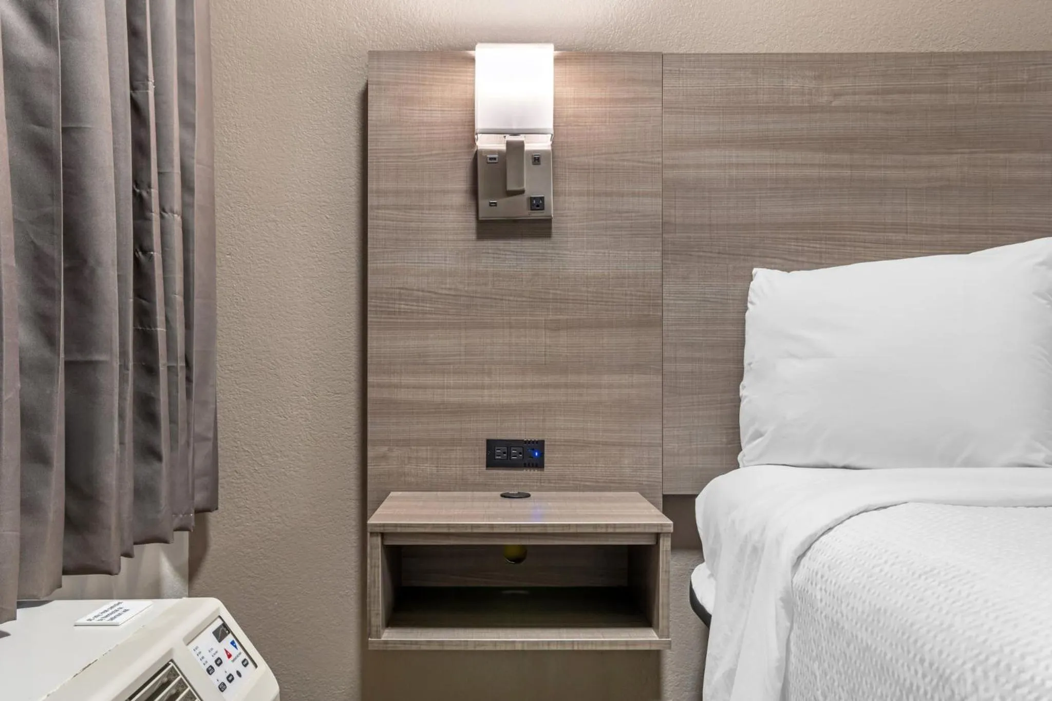 Photo of the whole room, Bed in Red Roof Inn Greenville