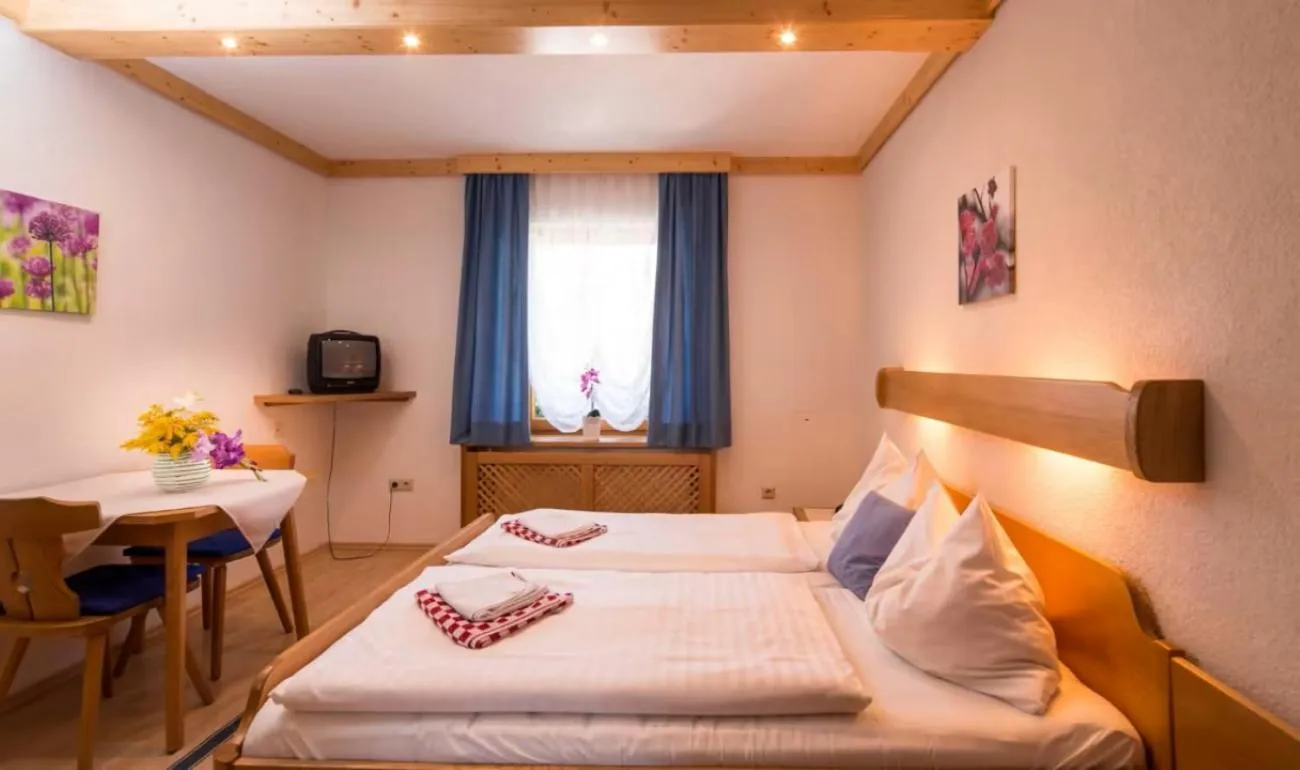 Photo of the whole room, Bed in Draxlerhaus