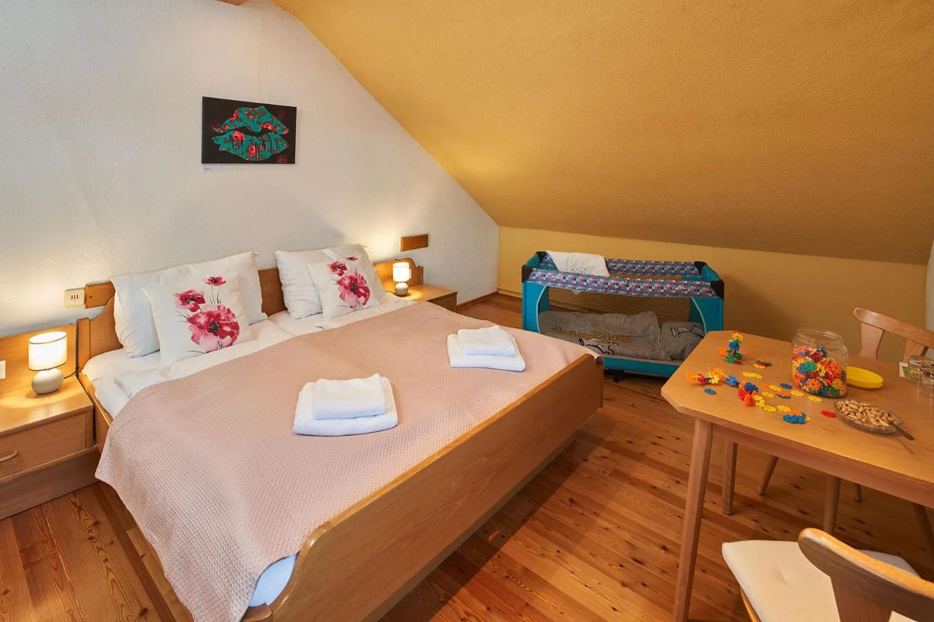 Photo of the whole room, Bed in Draxlerhaus