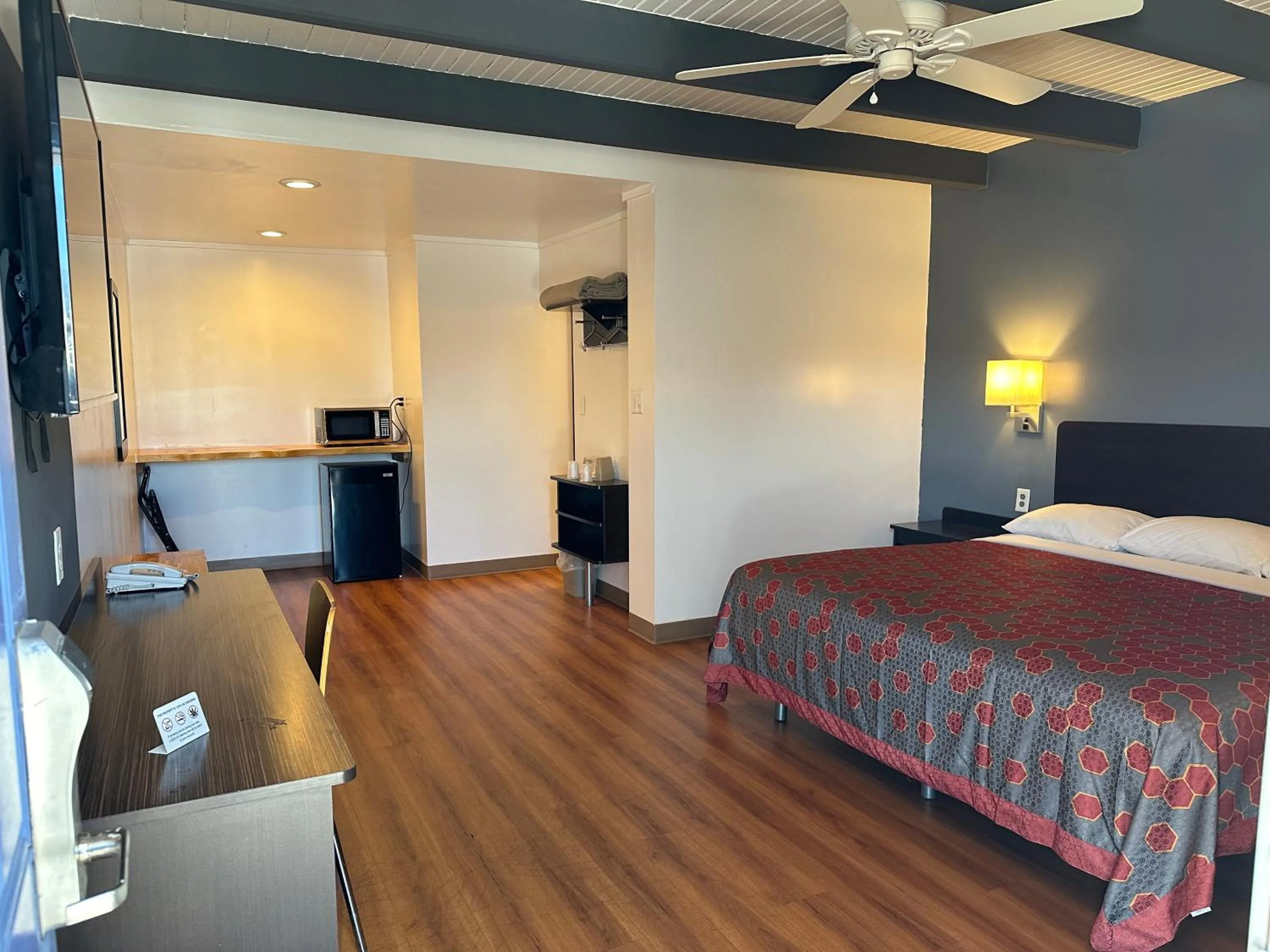 Photo of the whole room, Bed in Motel 6 Sullivan MO