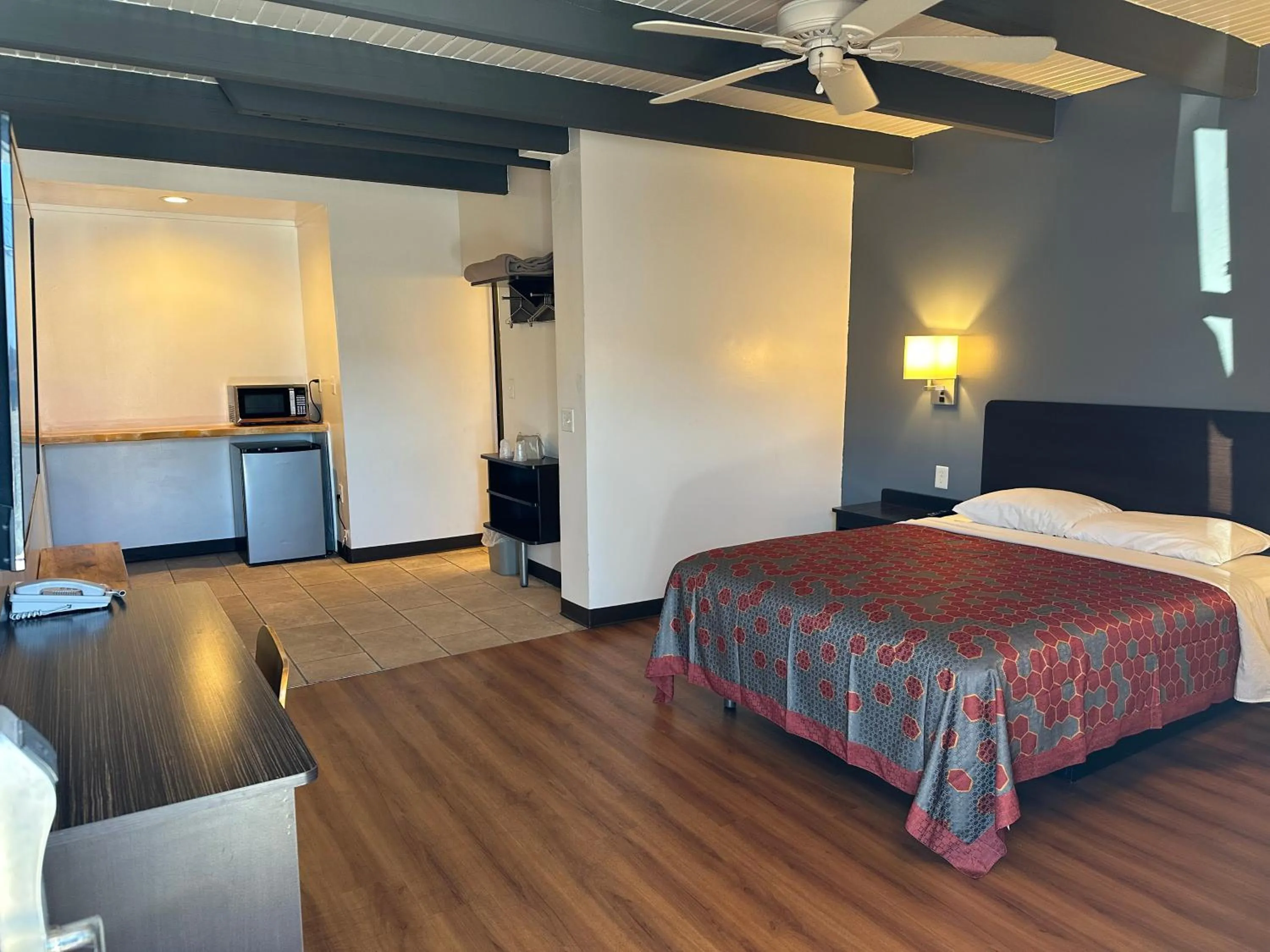 Photo of the whole room, Bed in Motel 6 Sullivan MO