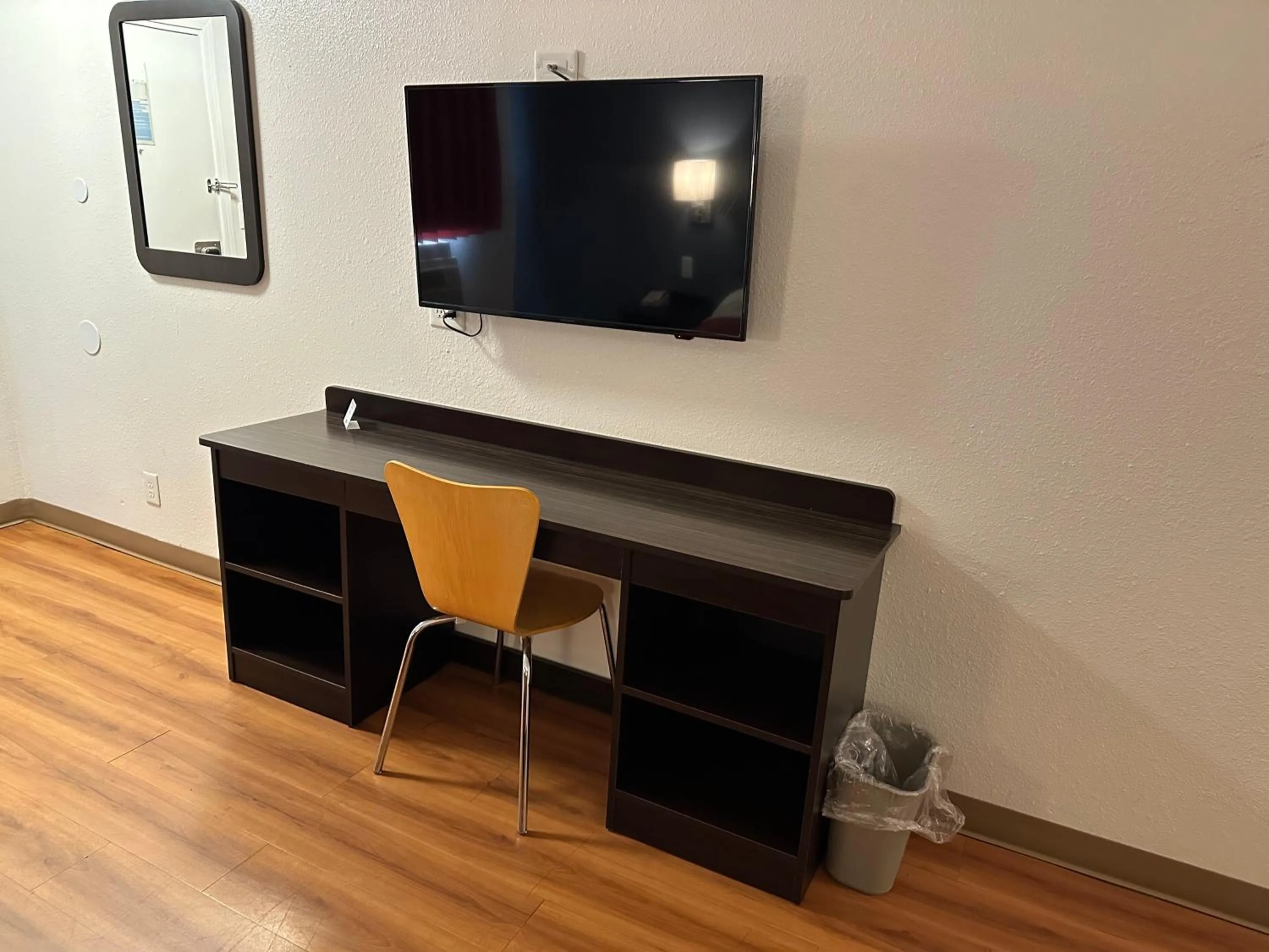 TV and multimedia in Motel 6 Sullivan MO