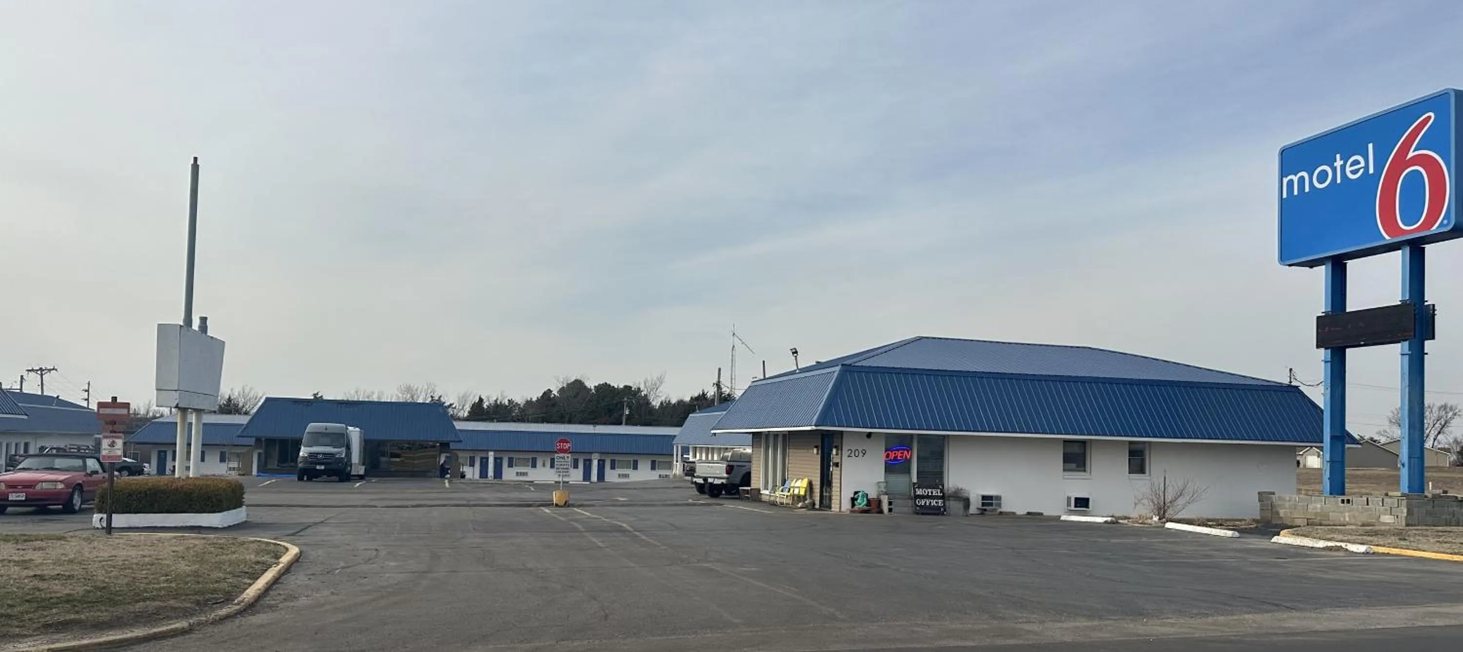 Property building in Motel 6 Sullivan MO