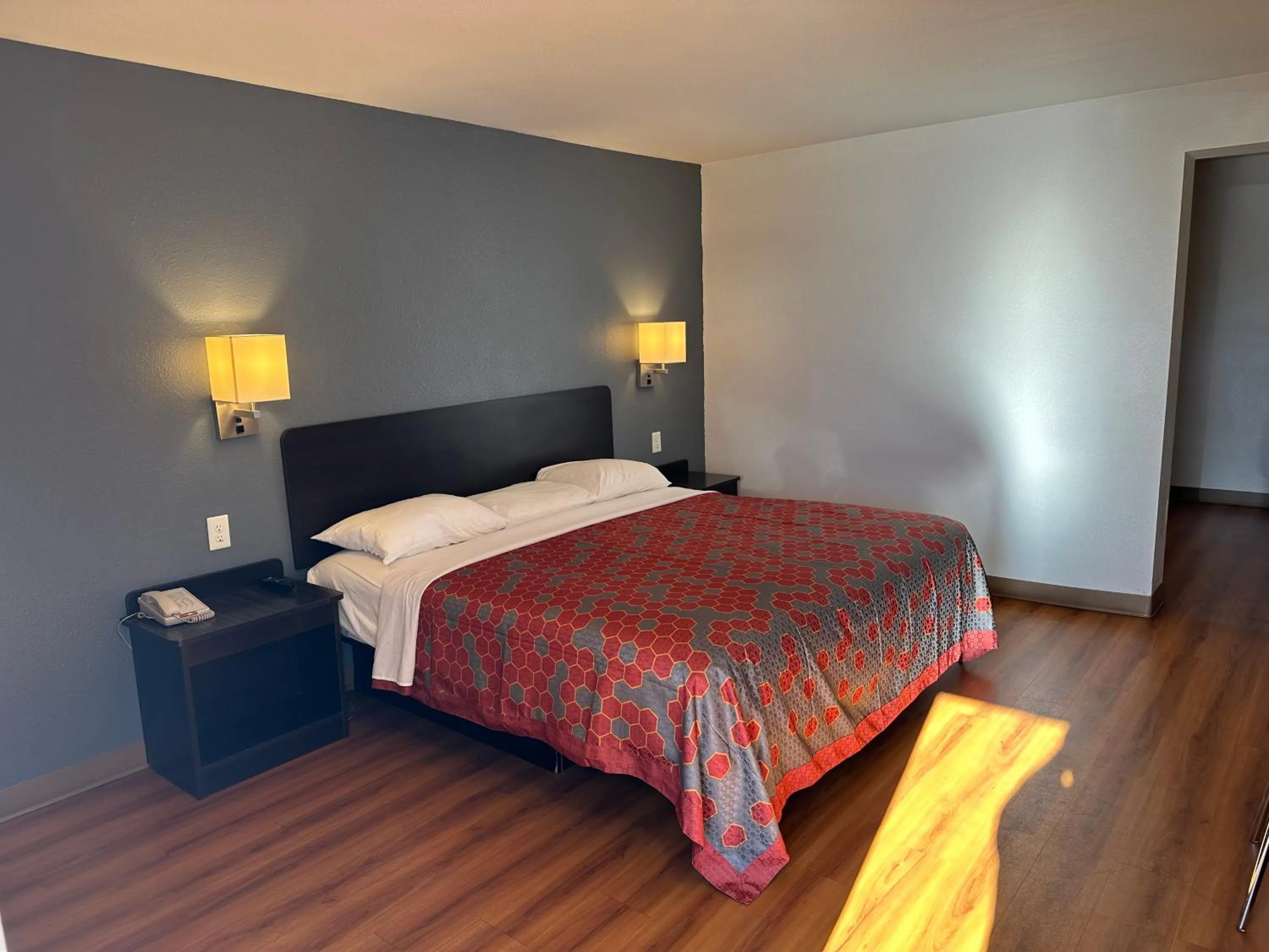 Photo of the whole room, Bed in Motel 6 Sullivan MO