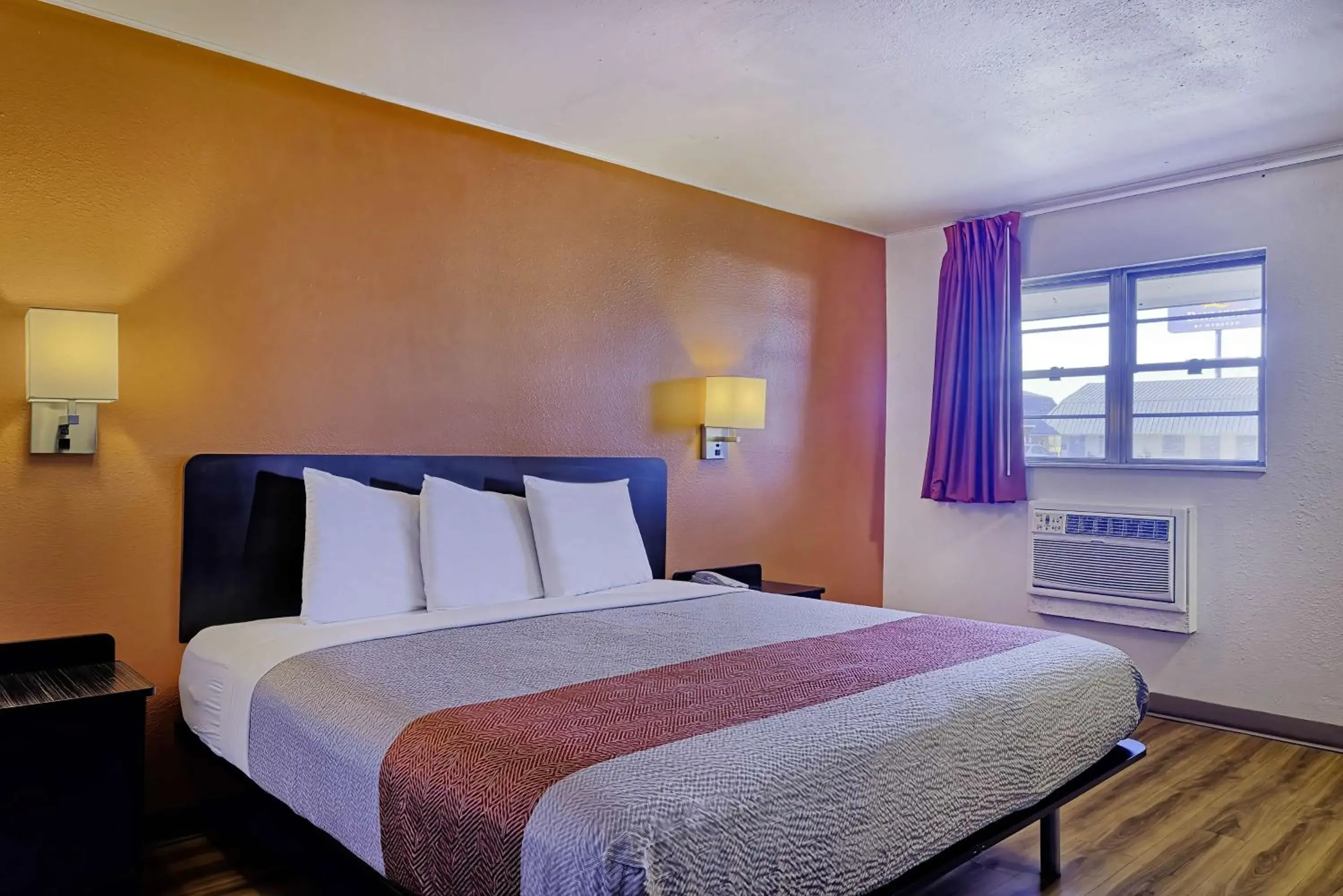 Bedroom, Bed in Motel 6 Sullivan MO Bedroom, Bed in Motel 6 Sullivan MO