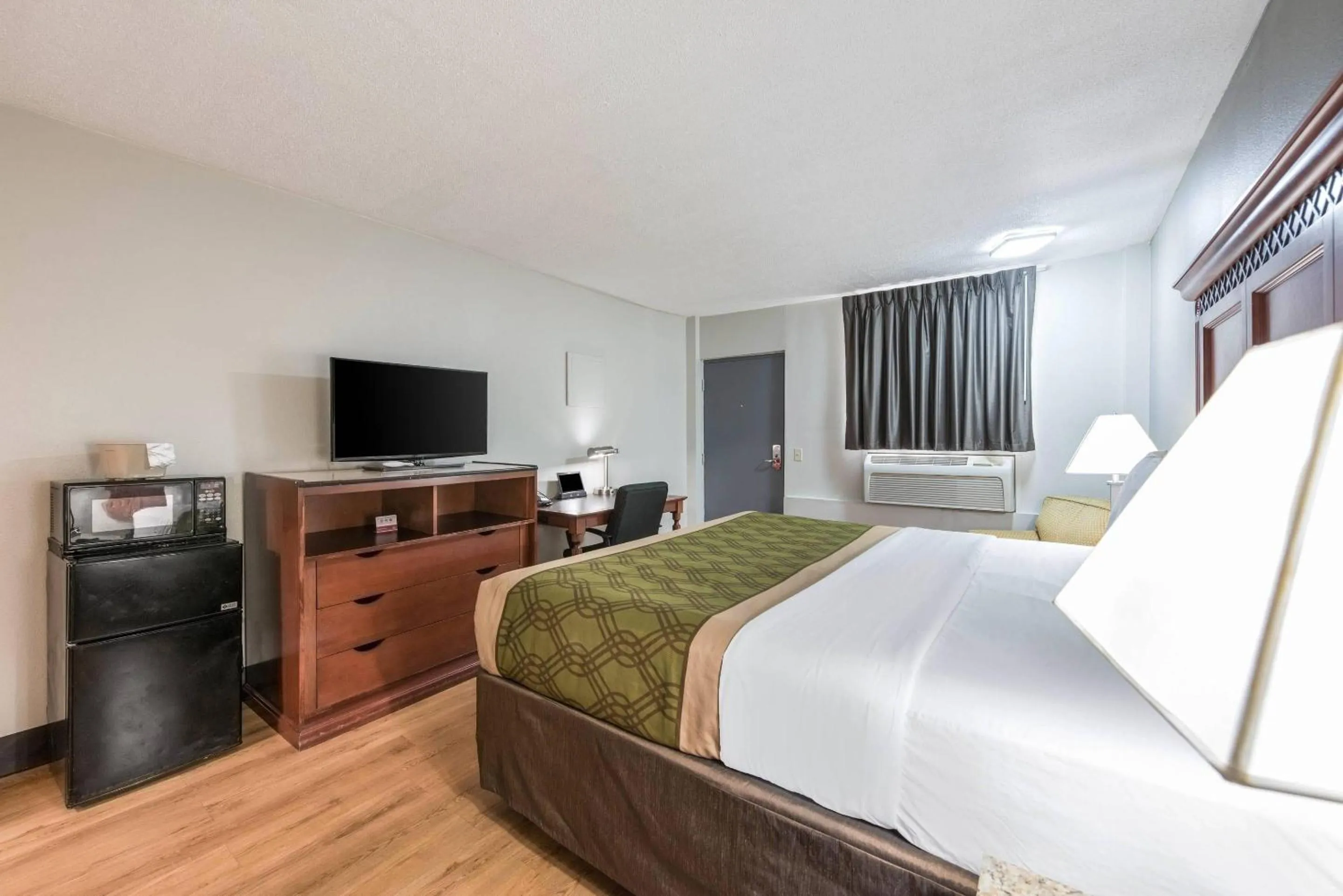 Bedroom, Bed in Rodeway Inn St Joseph