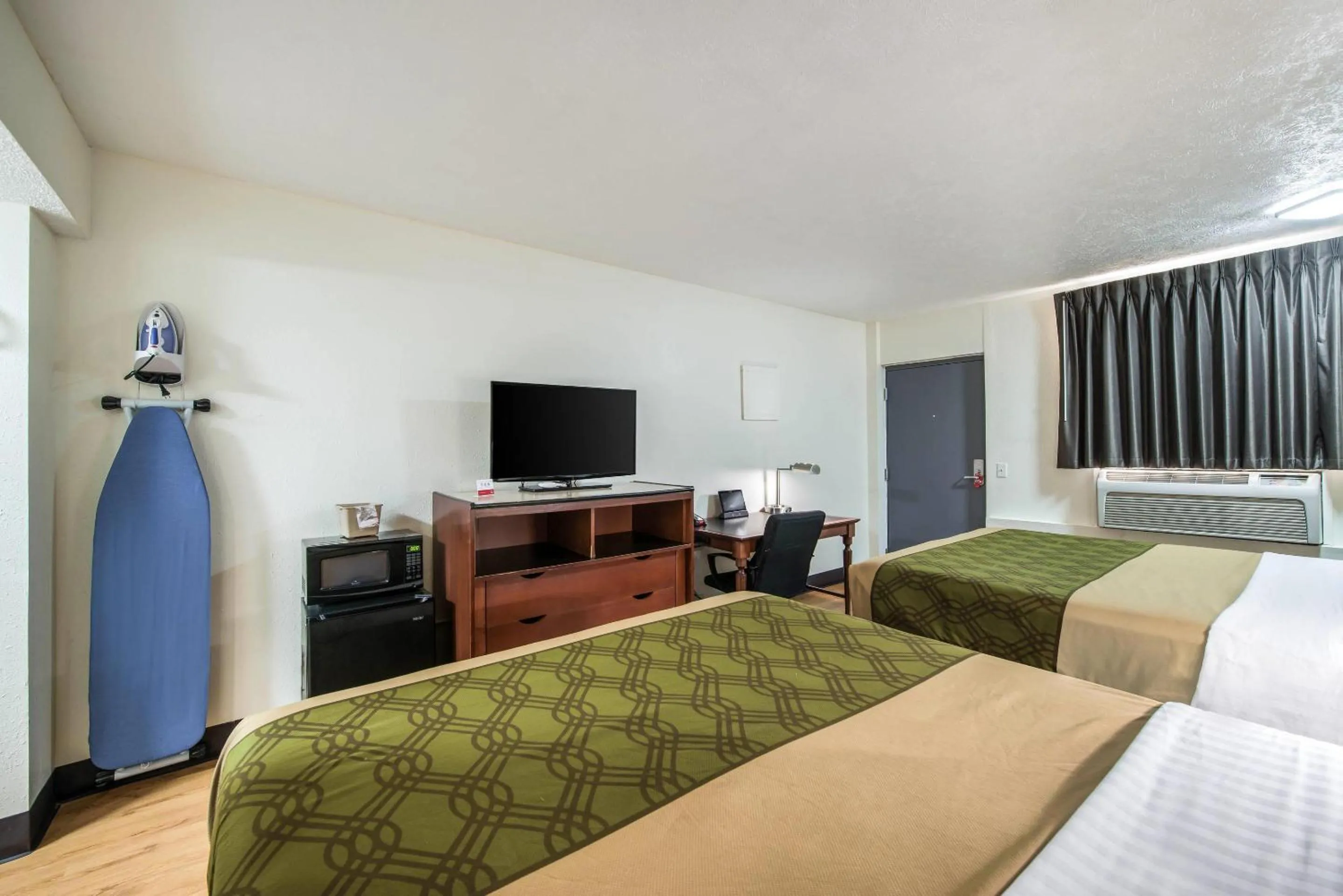 Bedroom, Bed in Rodeway Inn St Joseph