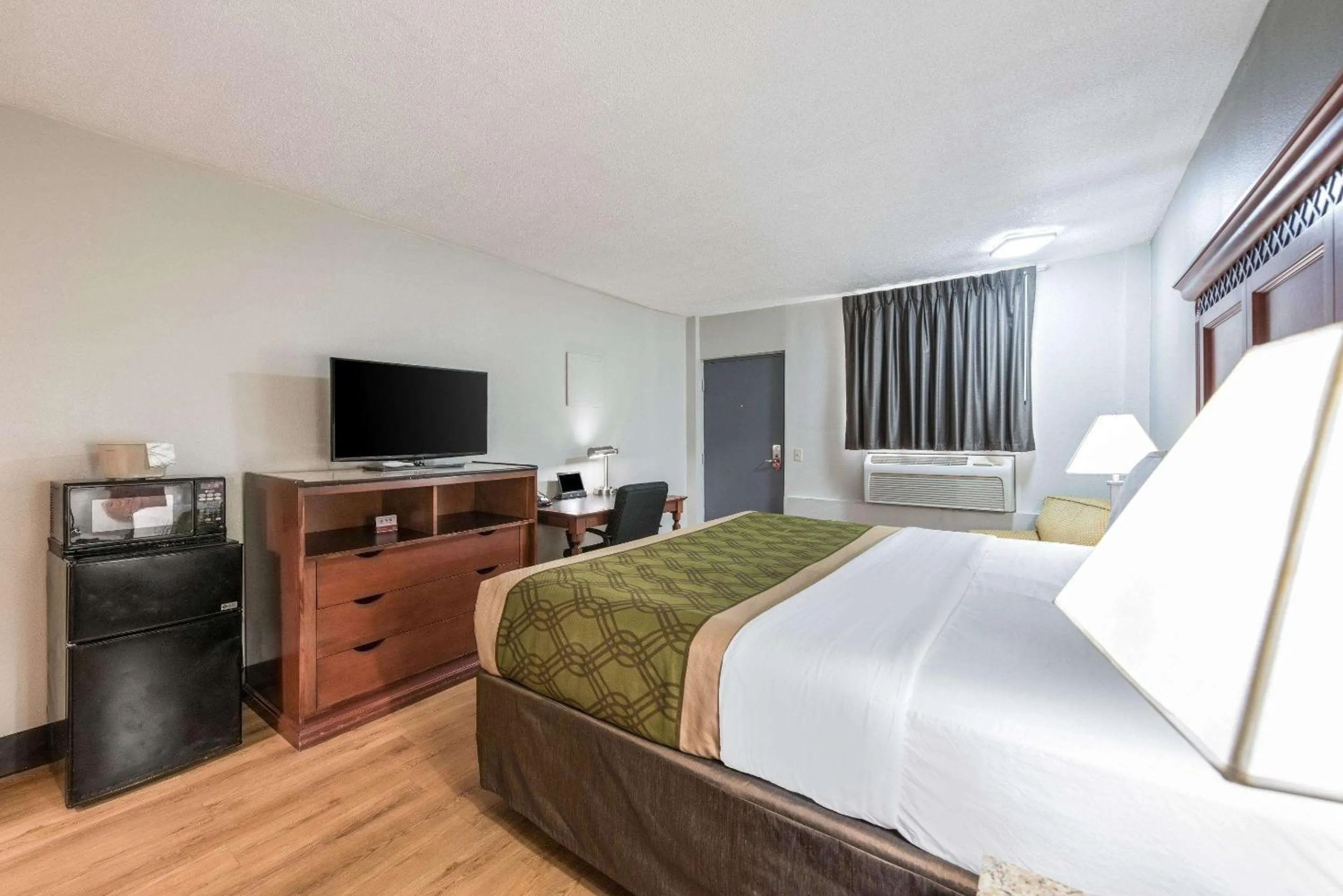 Photo of the whole room, Bed in Rodeway inn St Joseph