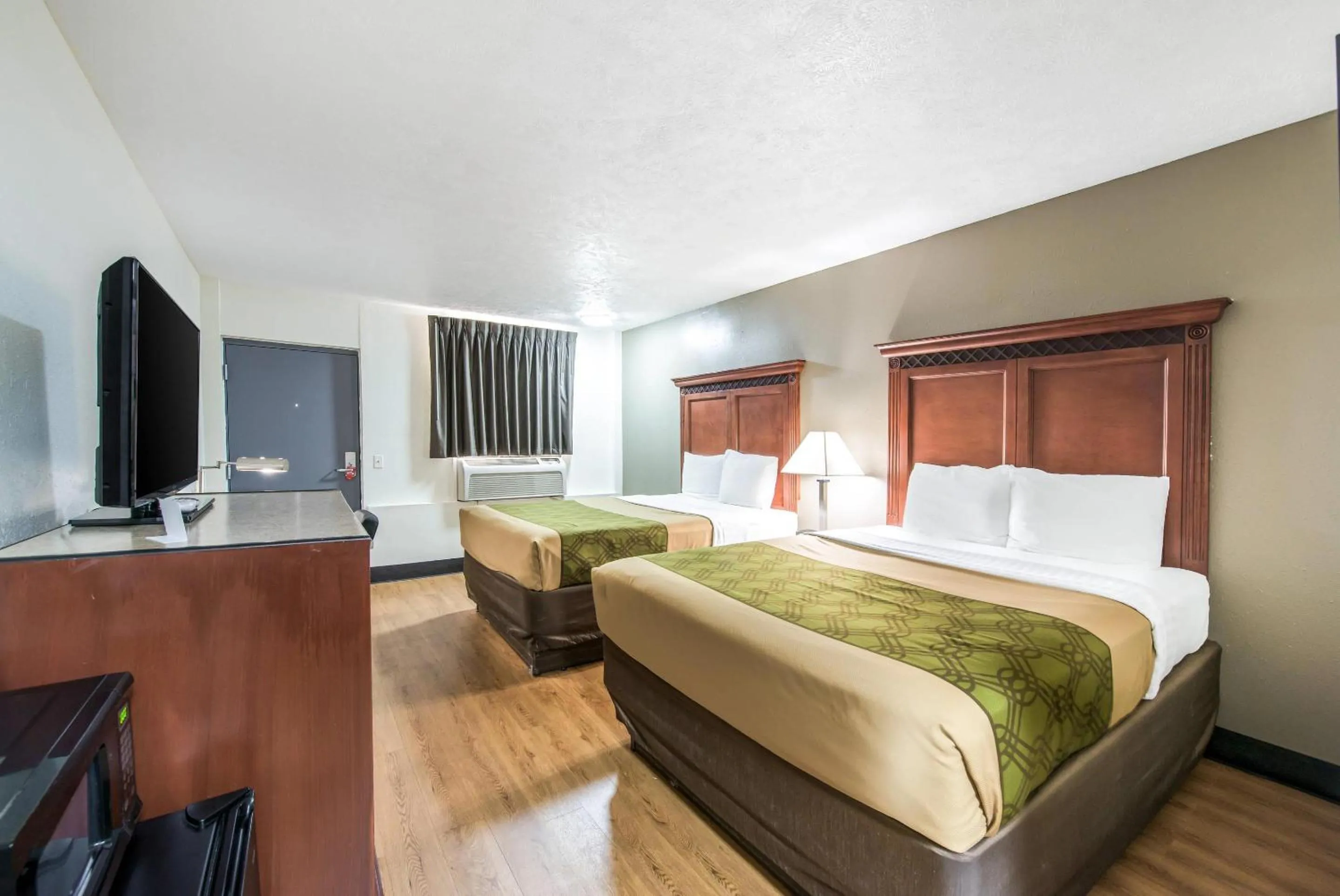 Bedroom, Bed in Rodeway Inn St Joseph