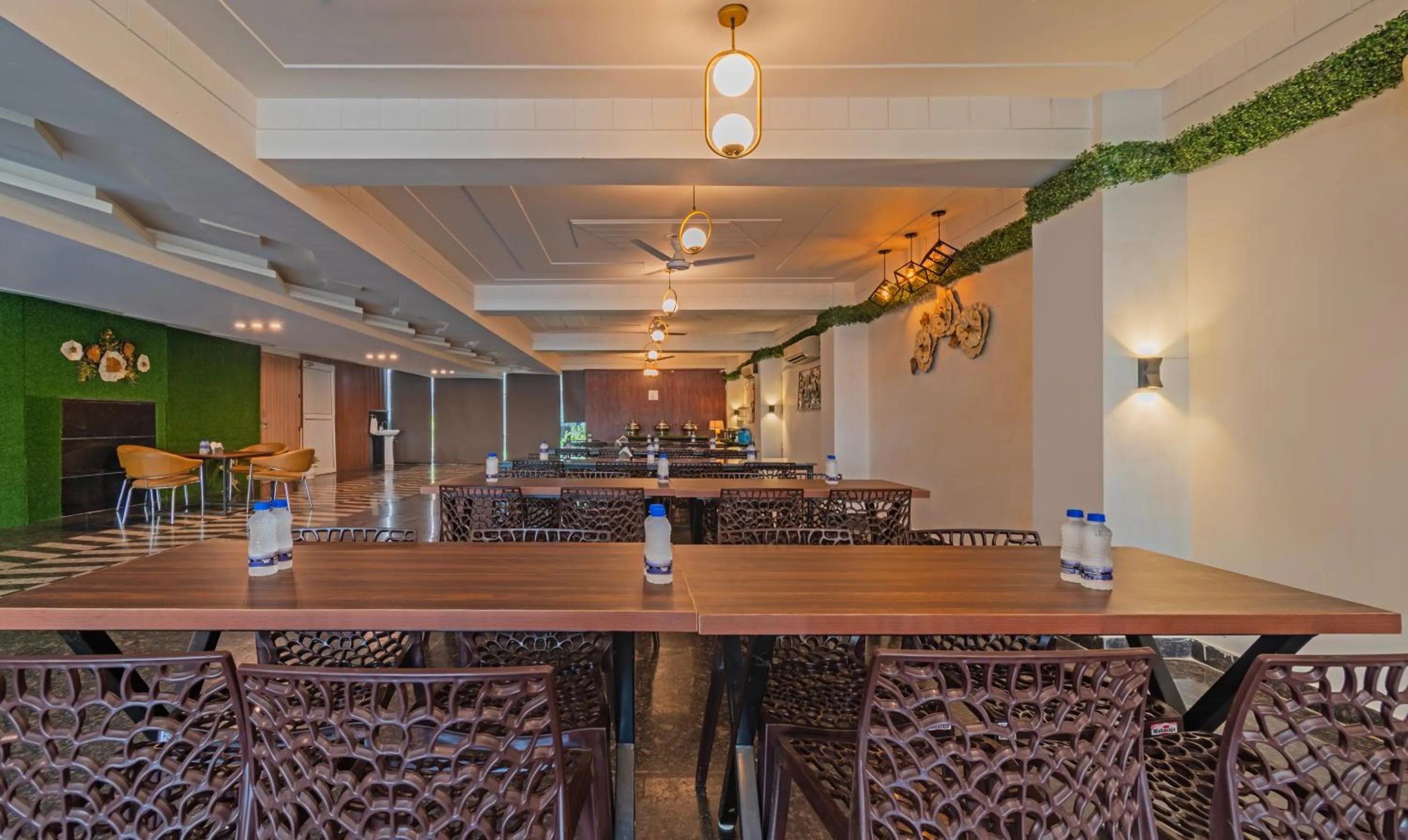 Restaurant/places to eat in Treebo Trend Mr J - Sec 51