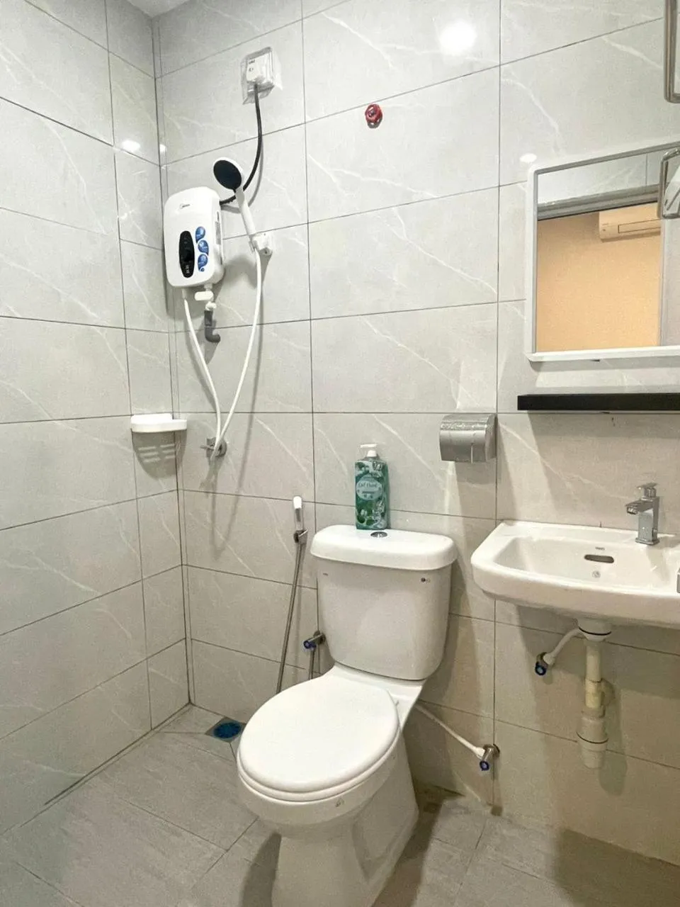 Shower in Garden Inns Motel