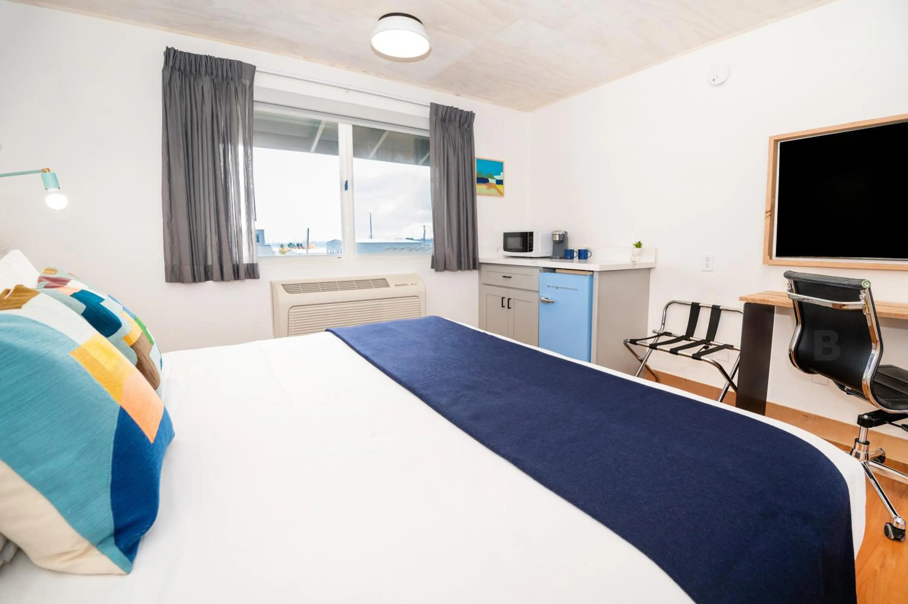 Bed in Anacortes Inn